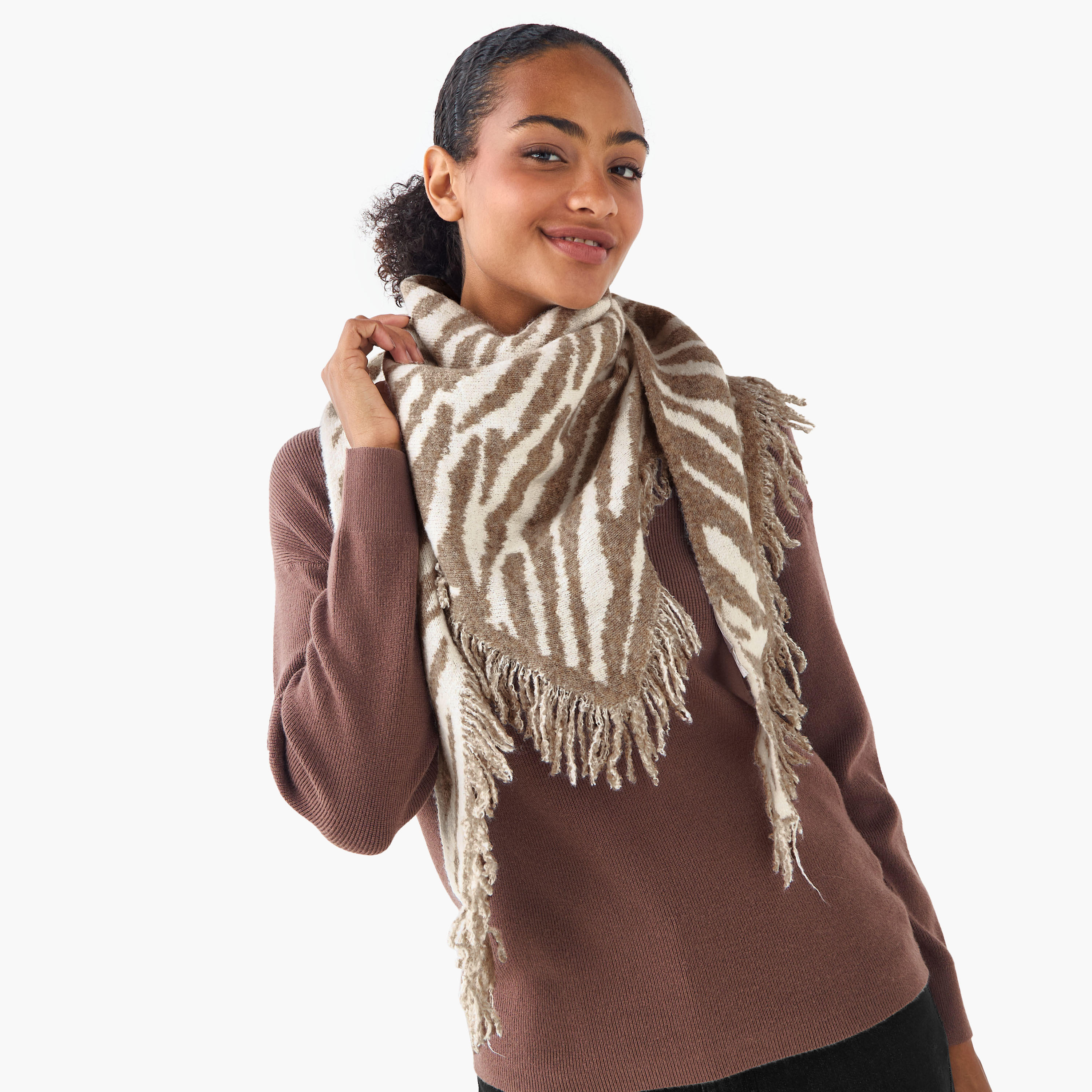 وشاح بوليستر مثلث وملون بطبعات حيوانات-women-winterwear-scarves-image-4
