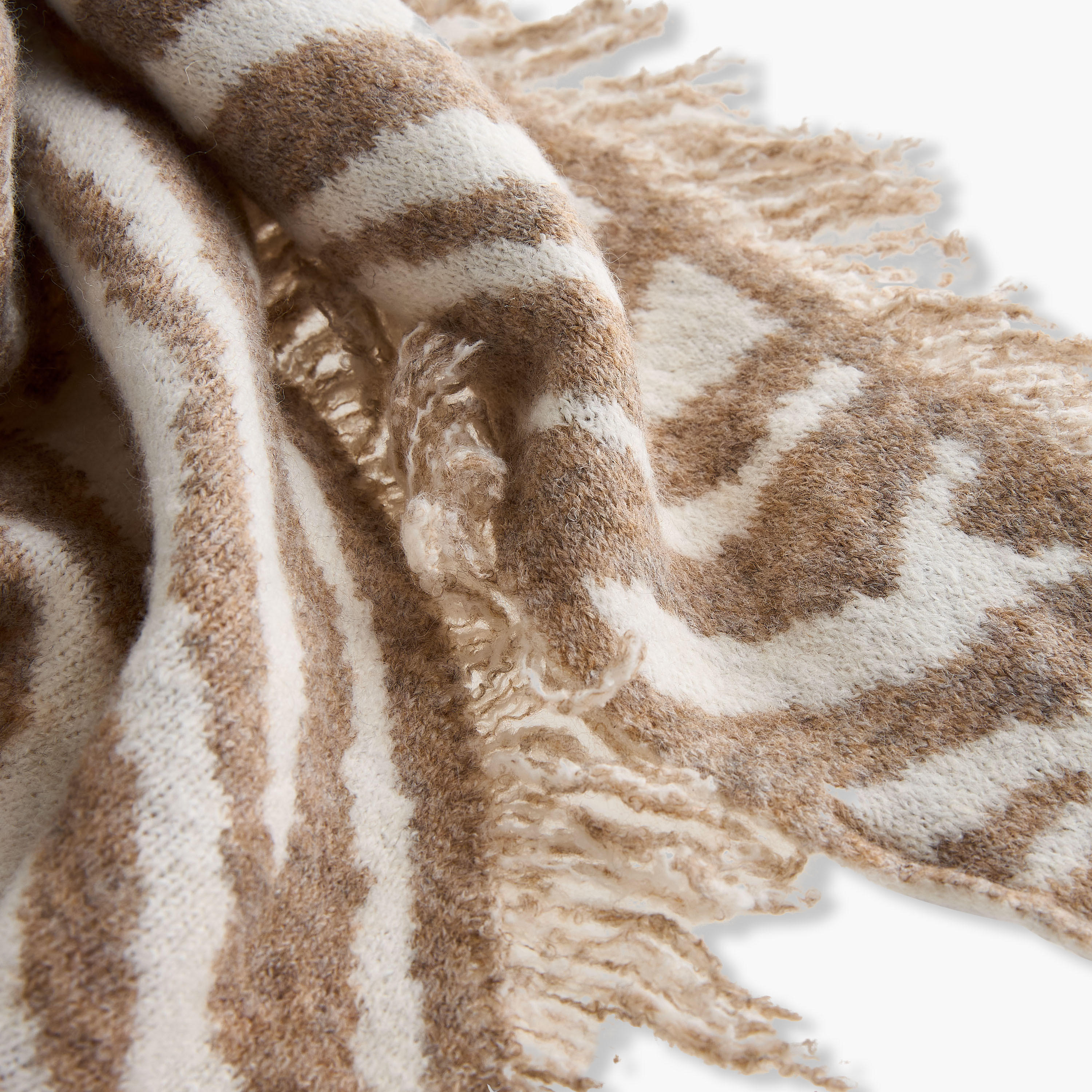 وشاح بوليستر مثلث وملون بطبعات حيوانات-women-winterwear-scarves-image-3