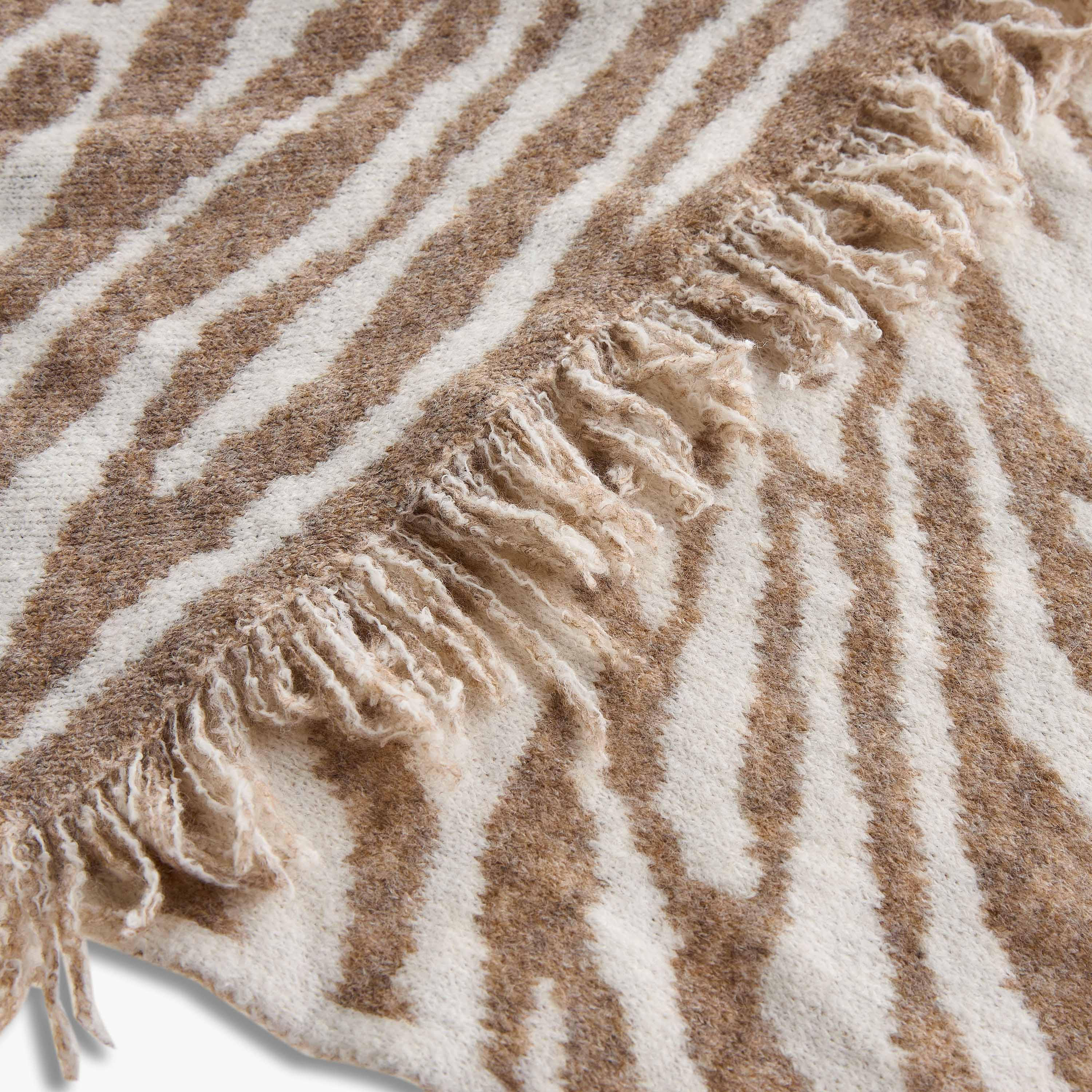 وشاح بوليستر مثلث وملون بطبعات حيوانات-women-winterwear-scarves-image-2