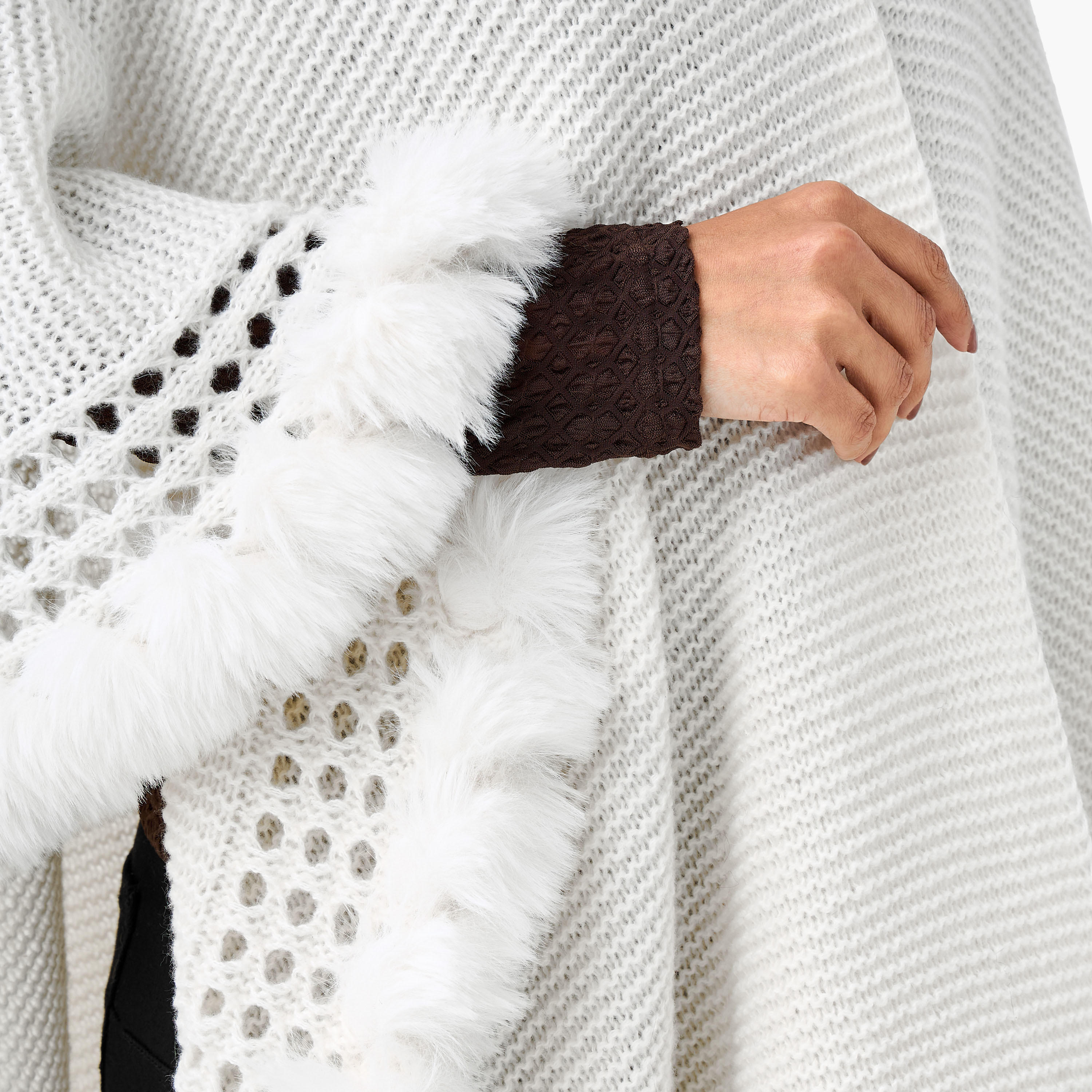 كاب بوليستر بارز الملمس وتفاصيل فرو-women-winterwear-cardigansandjumpers-cardigans-image-1