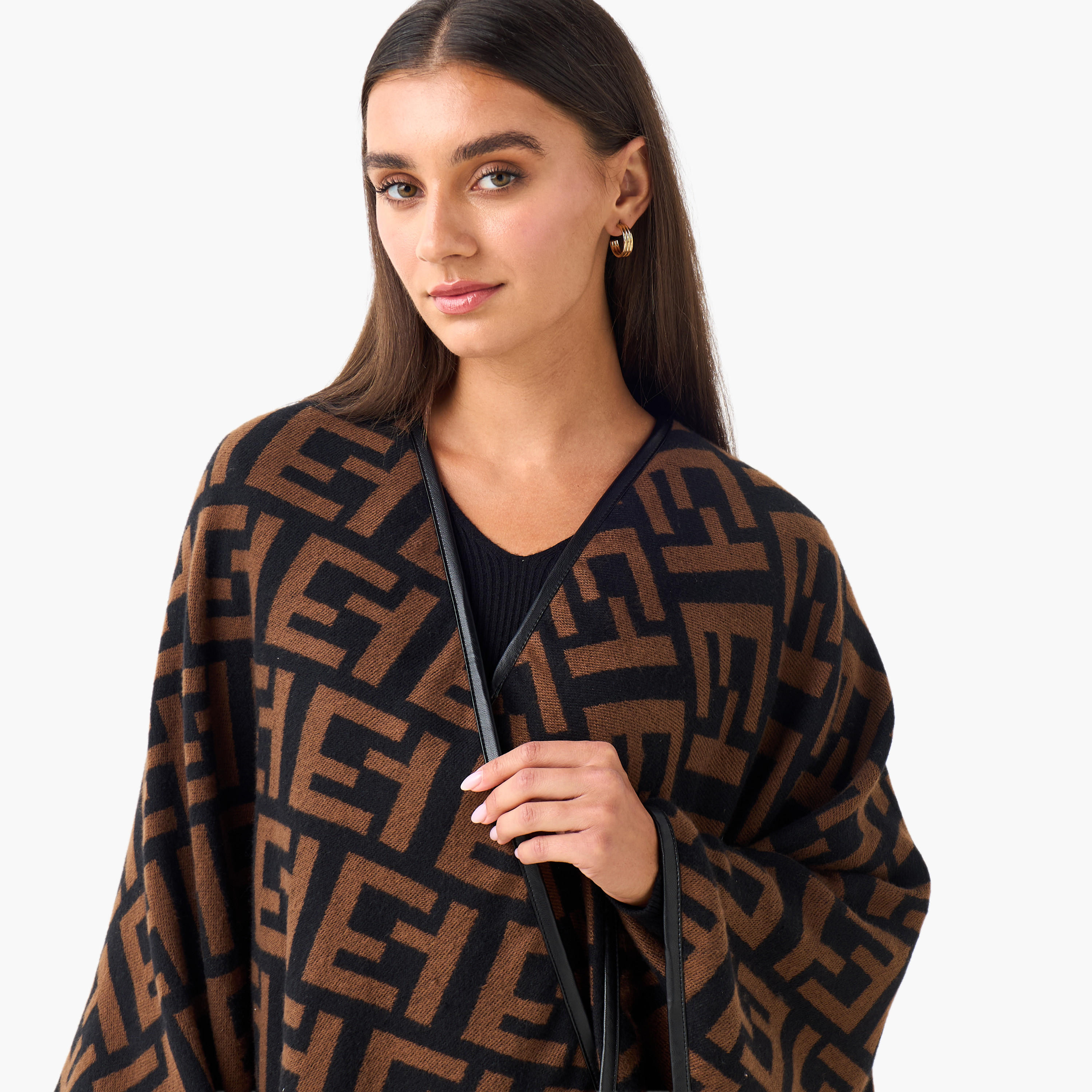 وشاح كاب بطبعات مونوجرام-women-winterwear-scarves-image-4