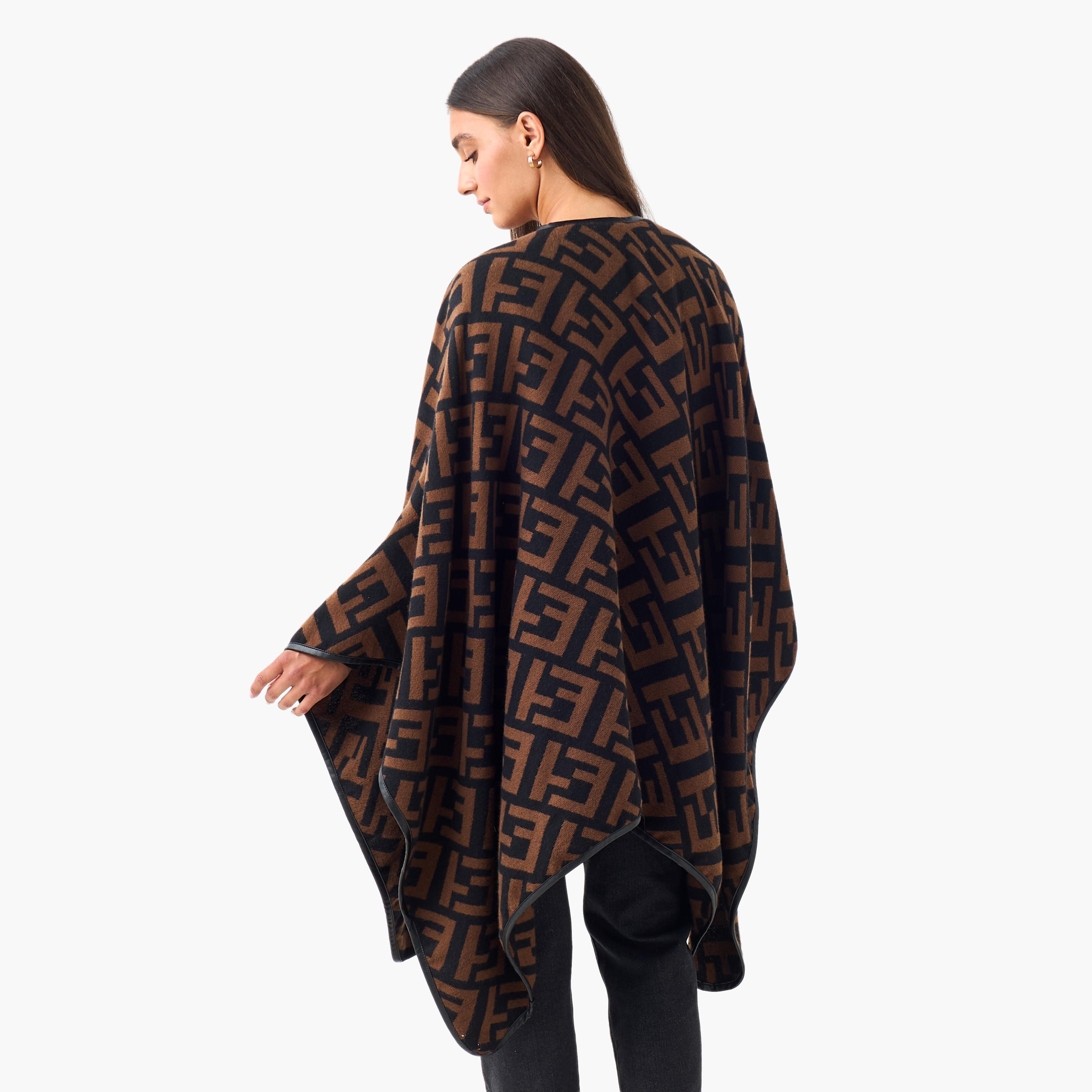 وشاح كاب بطبعات مونوجرام-women-winterwear-scarves-image-2