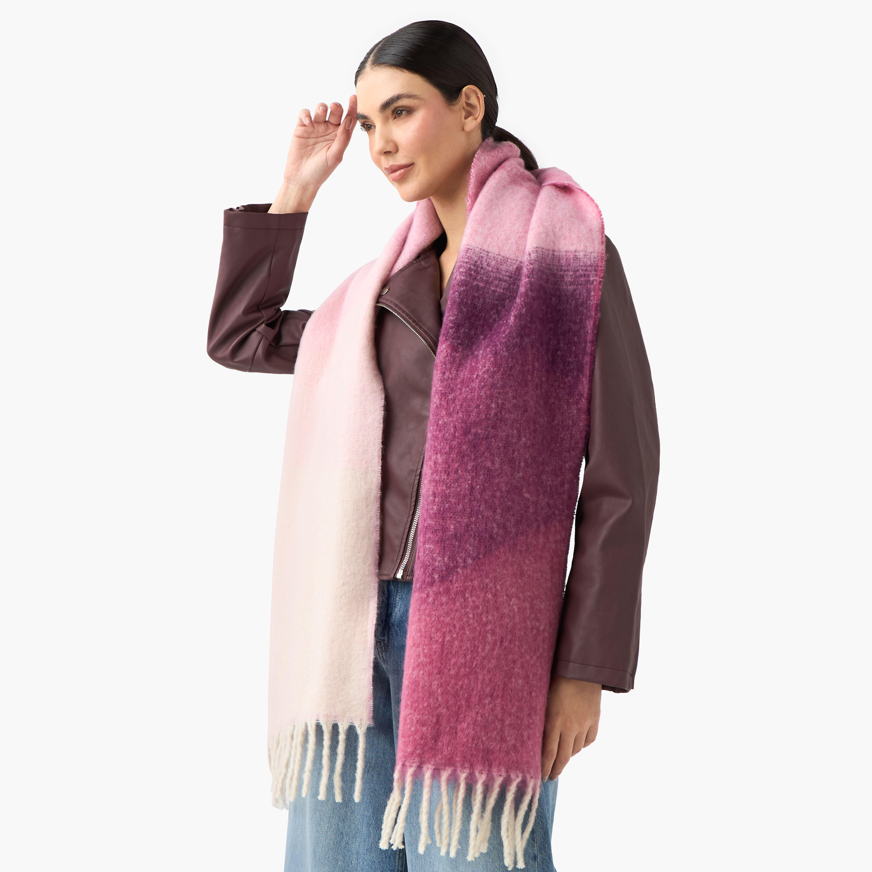 وشاح بألوان متدرجة وتفاصيل شراشيب-women-winterwear-scarves-image-2
