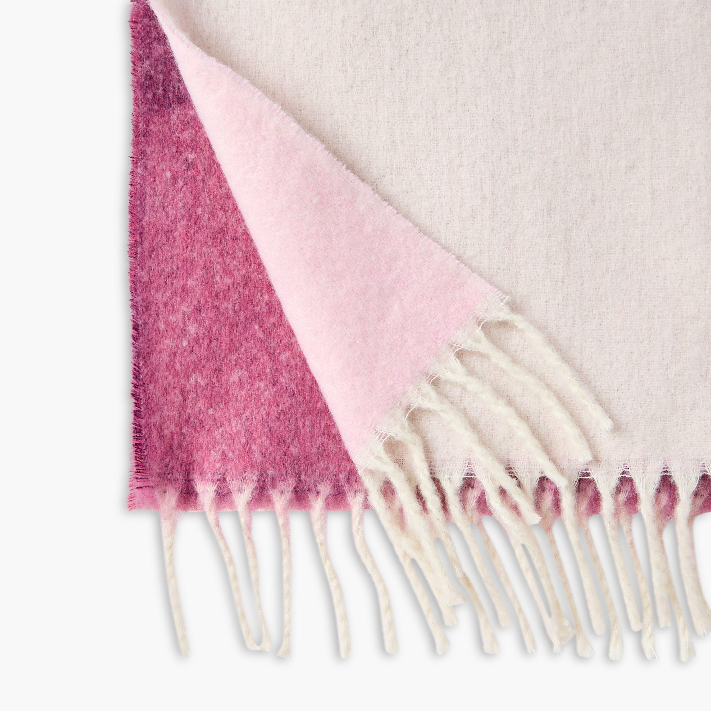 وشاح بألوان متدرجة وتفاصيل شراشيب-women-winterwear-scarves-image-4