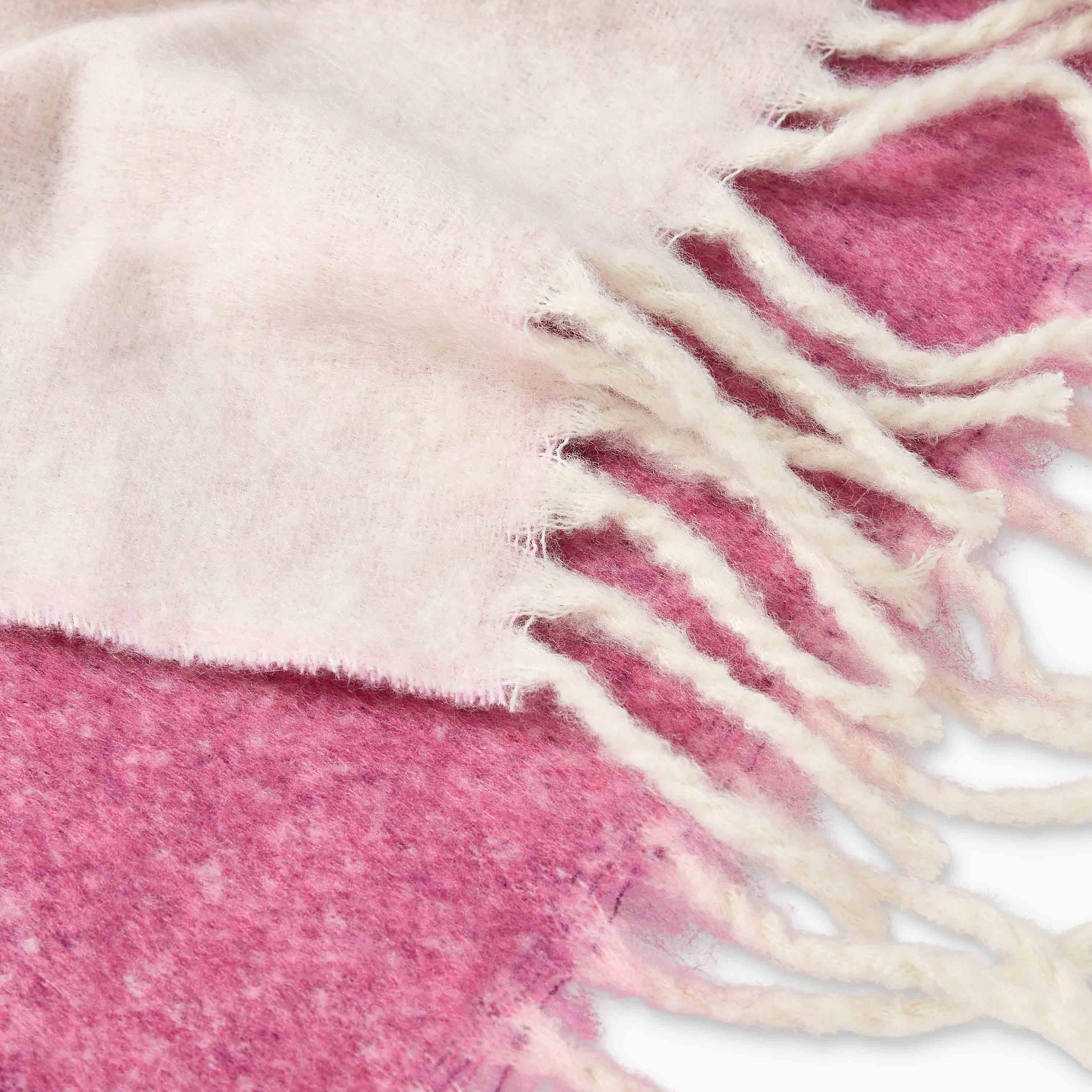 وشاح بألوان متدرجة وتفاصيل شراشيب-women-winterwear-scarves-image-5