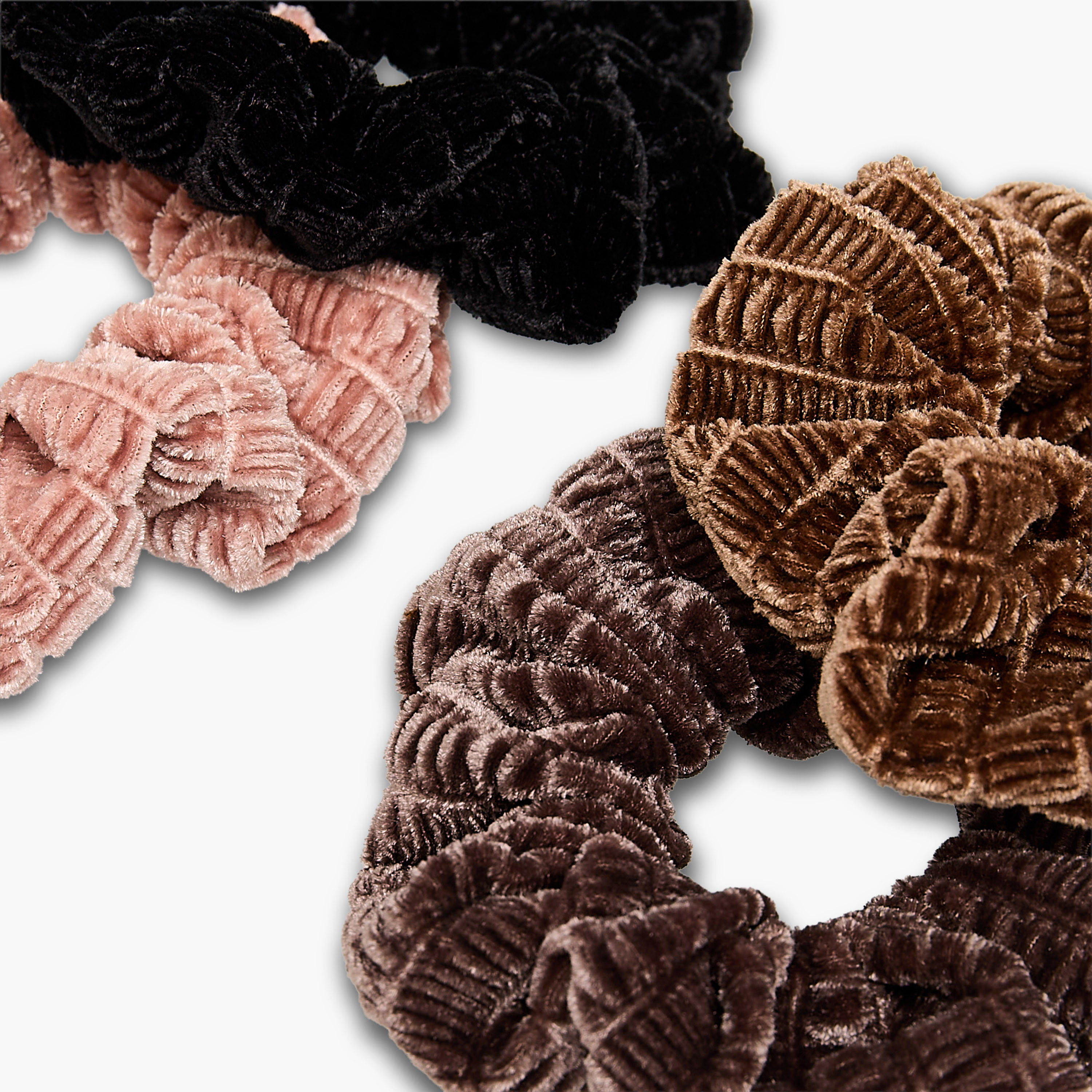 ربطات شعر سكرانشي مخملية بثنيات - عبوة 5 قطع-women-hairaccessories-scrunchies-image-4
