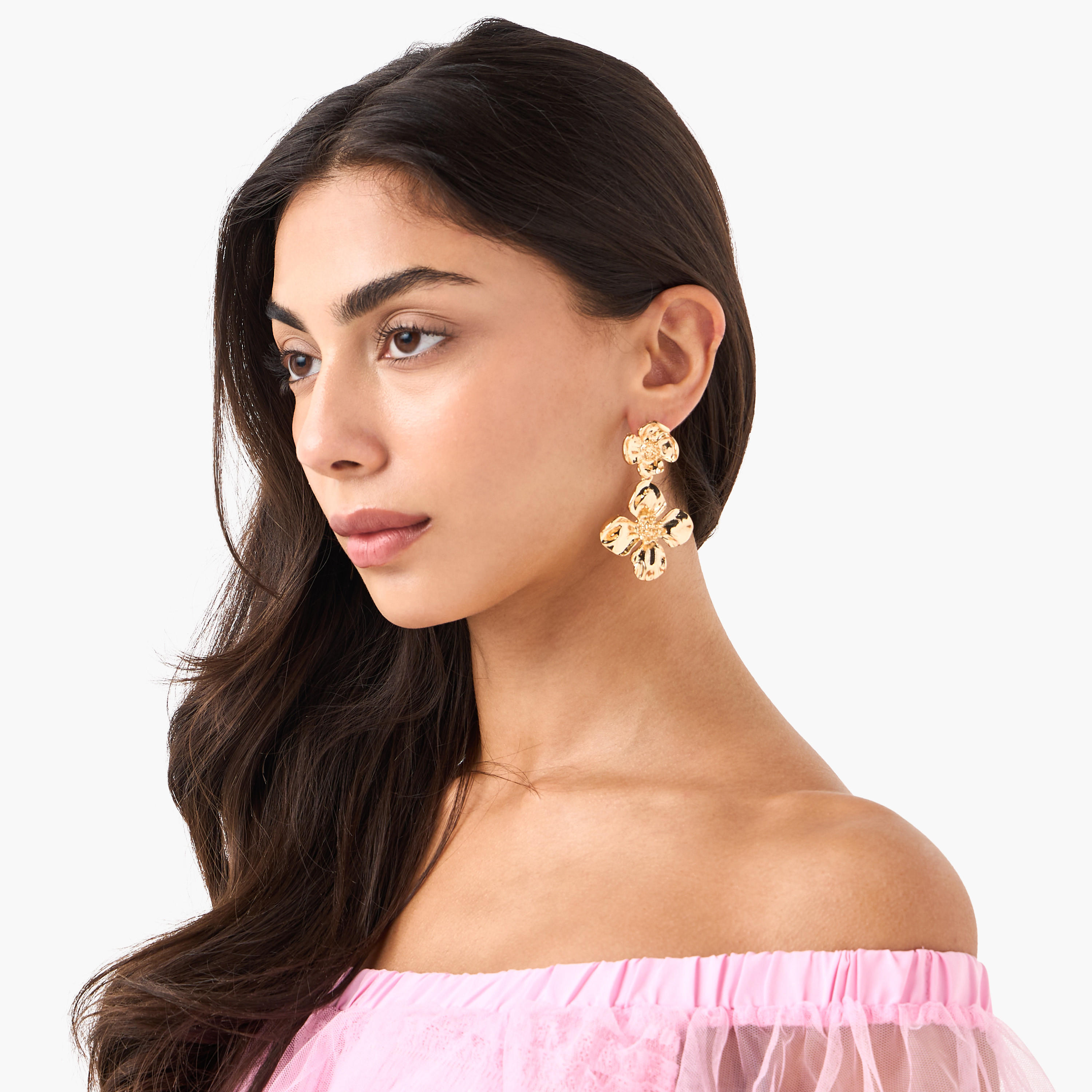 حلق ميتاليك متدلي بتصميم زهرة ومكبس إغلاق خلفي-women-watchesandjewellery-jewellery-earrings-image-2