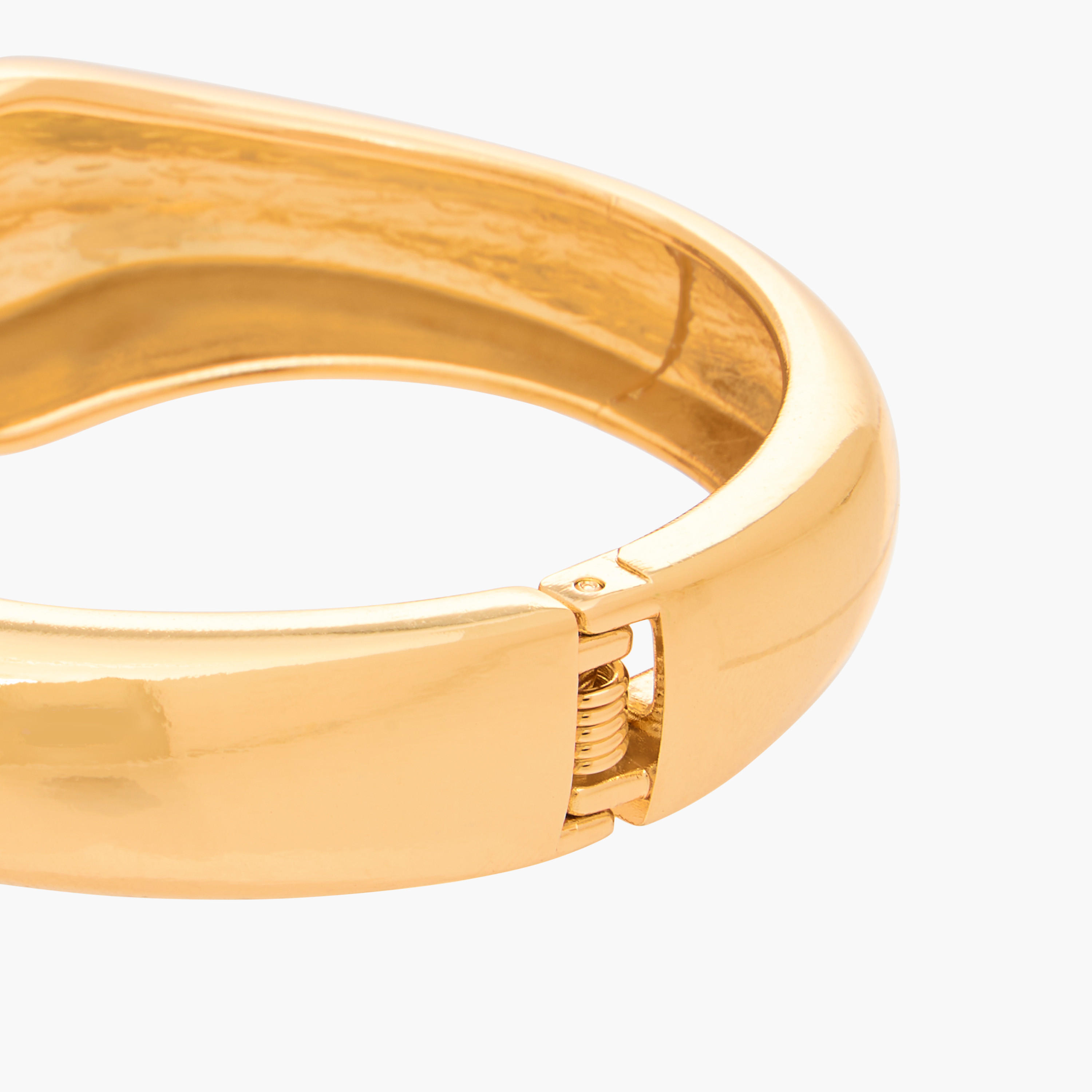 سوار بتصيمم نحتي وقفل مفصلي-women-watchesandjewellery-jewellery-banglesandbracelets-image-1