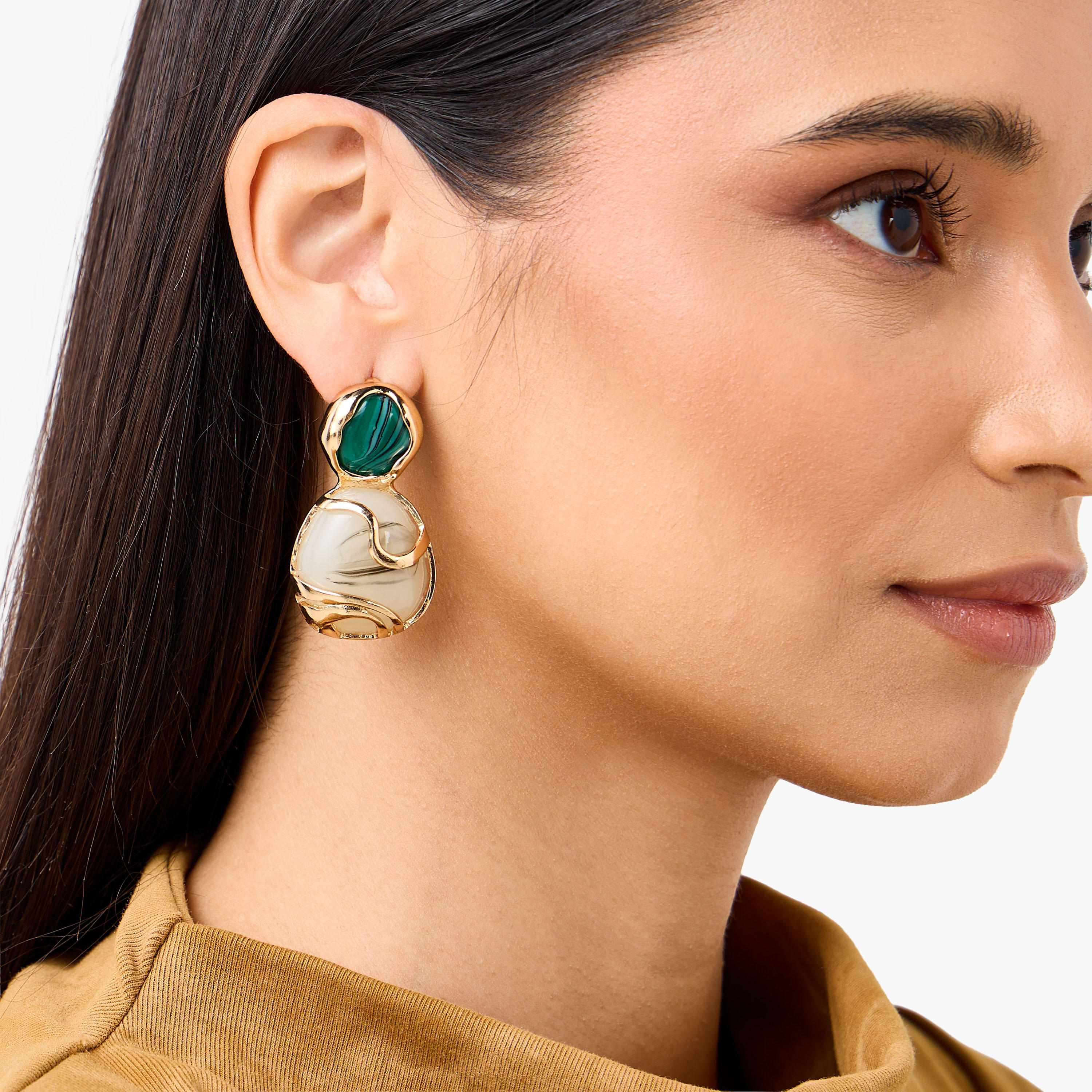حلق متدلي ذهبي اللون بتزيينات وبمكبس إغلاق خلفي-women-watchesandjewellery-jewellery-earrings-image-4
