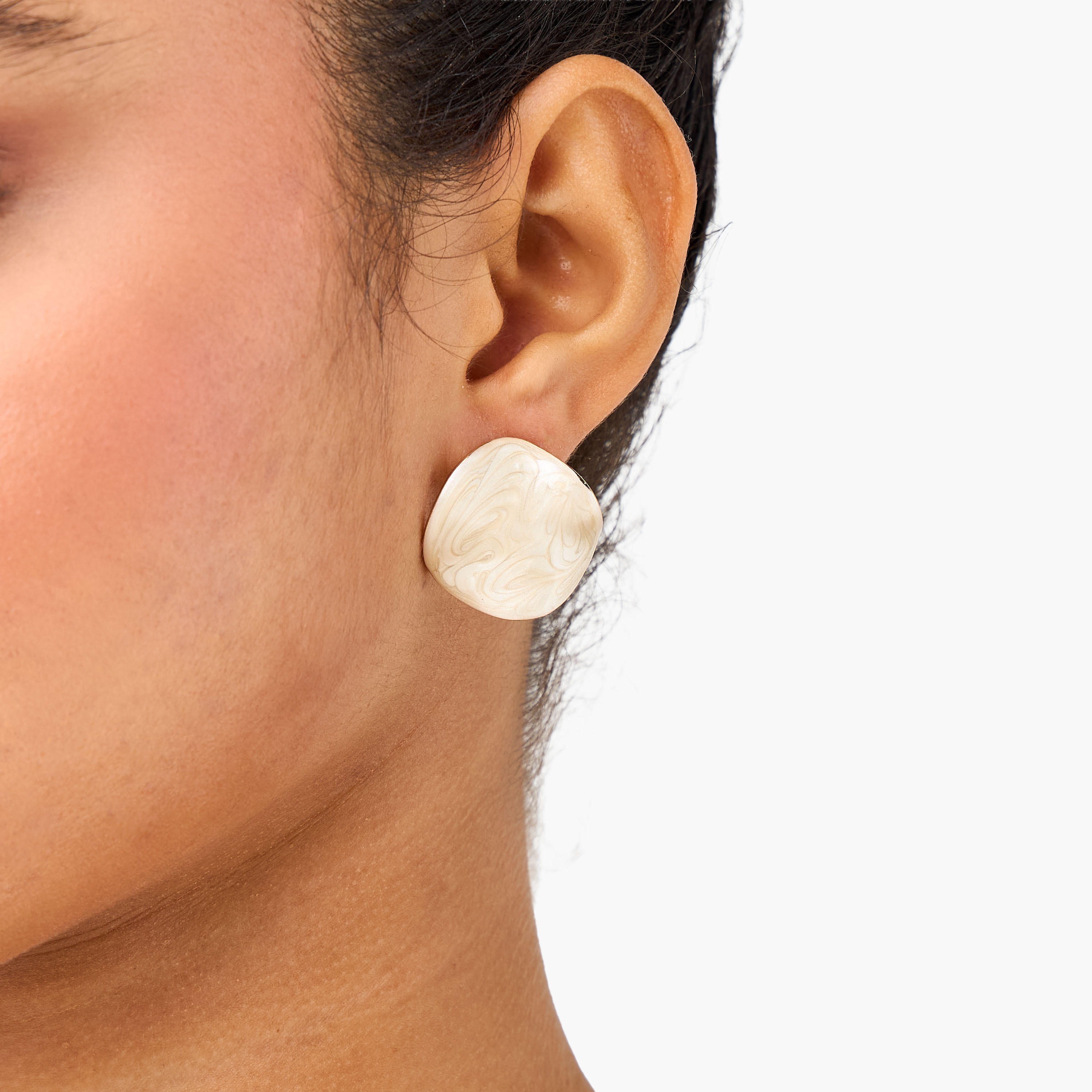 حلقان بتطشيب ذهبي ومرصعة بمكبس إغلاق خلفي - طقم من 3-women-watchesandjewellery-jewellery-earrings-image-2