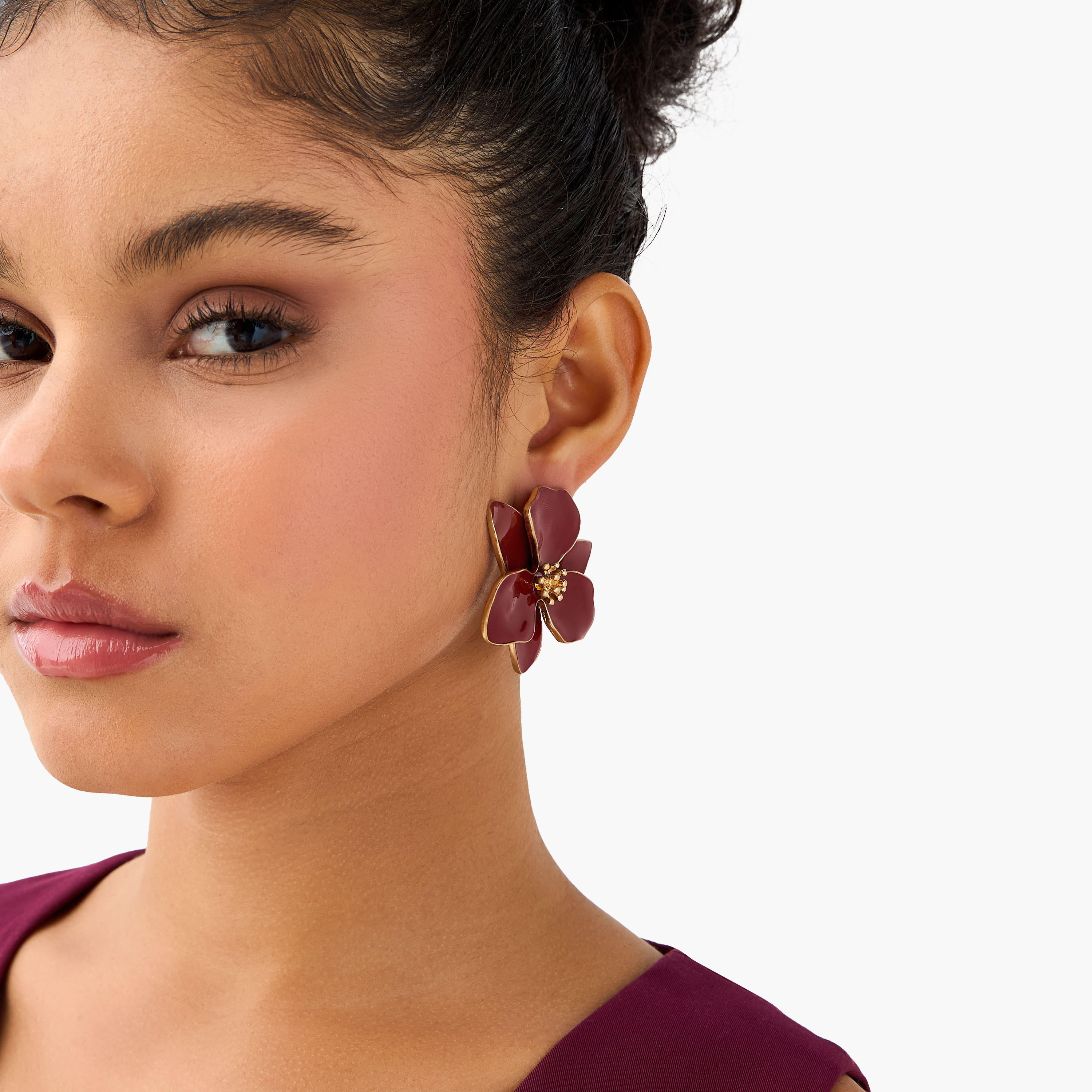 حلقان ميتالك زهرة مرصّعة ومطلية بالمينا بمكبس إغلاق خلفي-women-watchesandjewellery-jewellery-earrings-image-2
