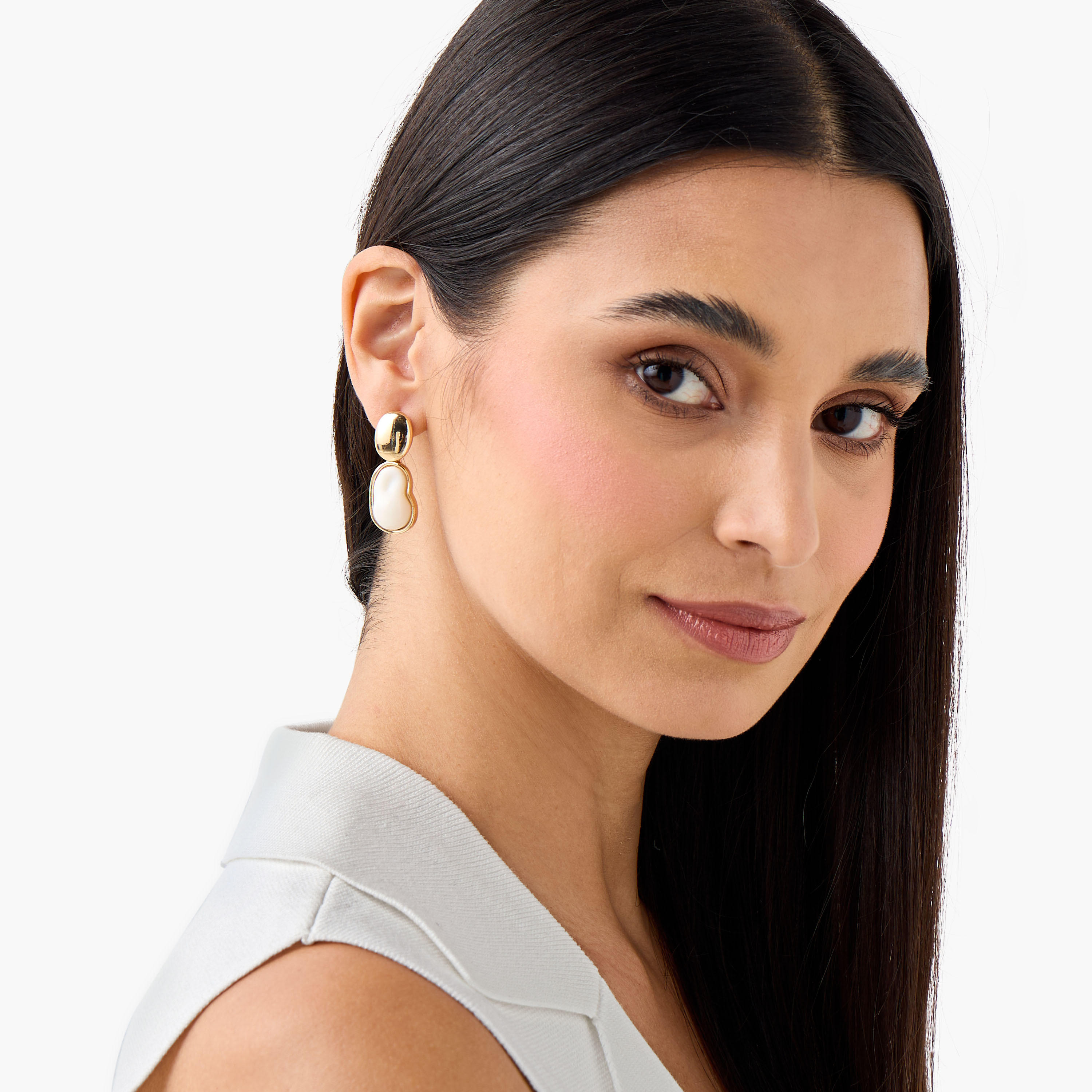 حلق بتشطيب ذهبي ومكبس إغلاق - طقم من زوجين-women-watchesandjewellery-jewellery-earrings-image-2