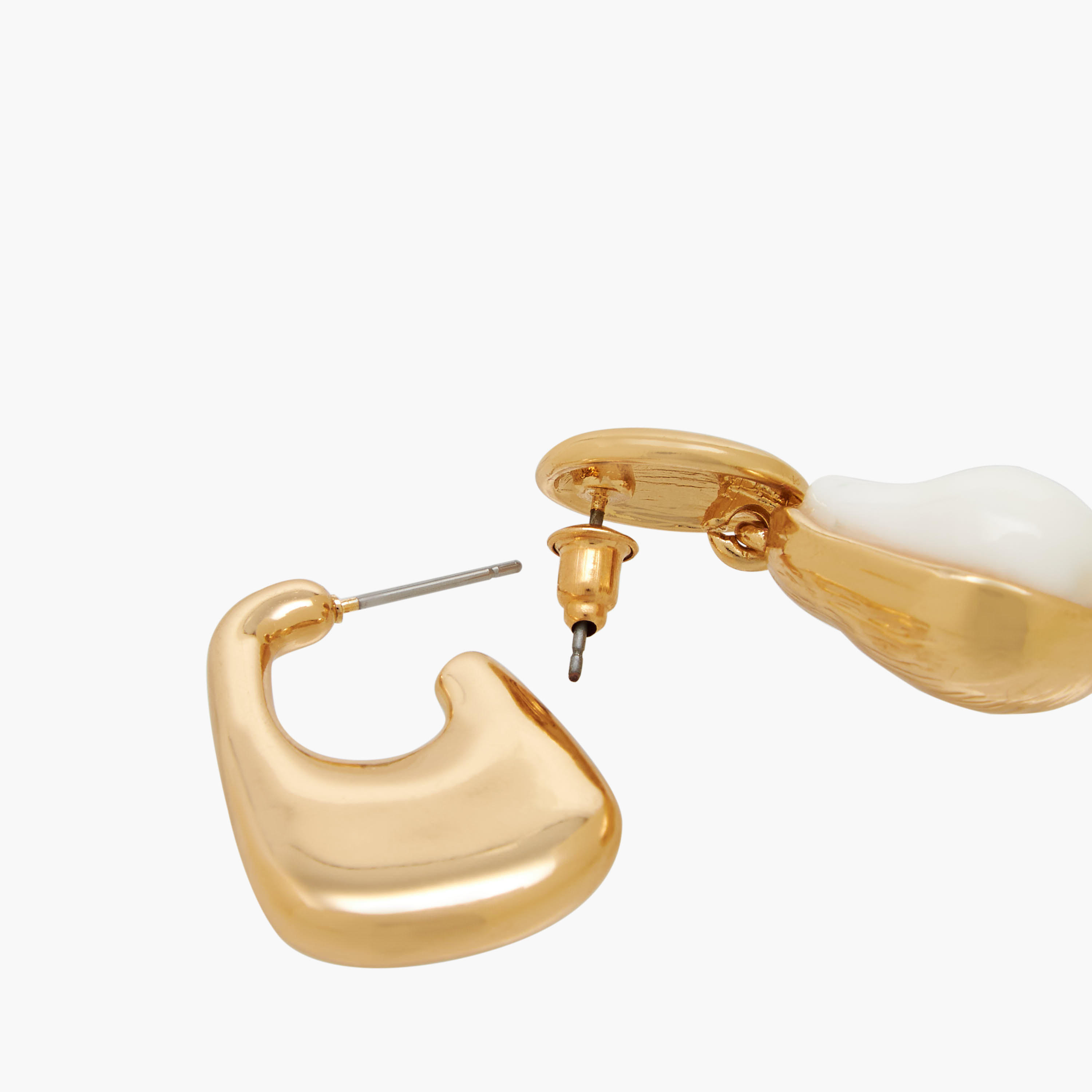 حلق بتشطيب ذهبي ومكبس إغلاق - طقم من زوجين-women-watchesandjewellery-jewellery-earrings-image-5