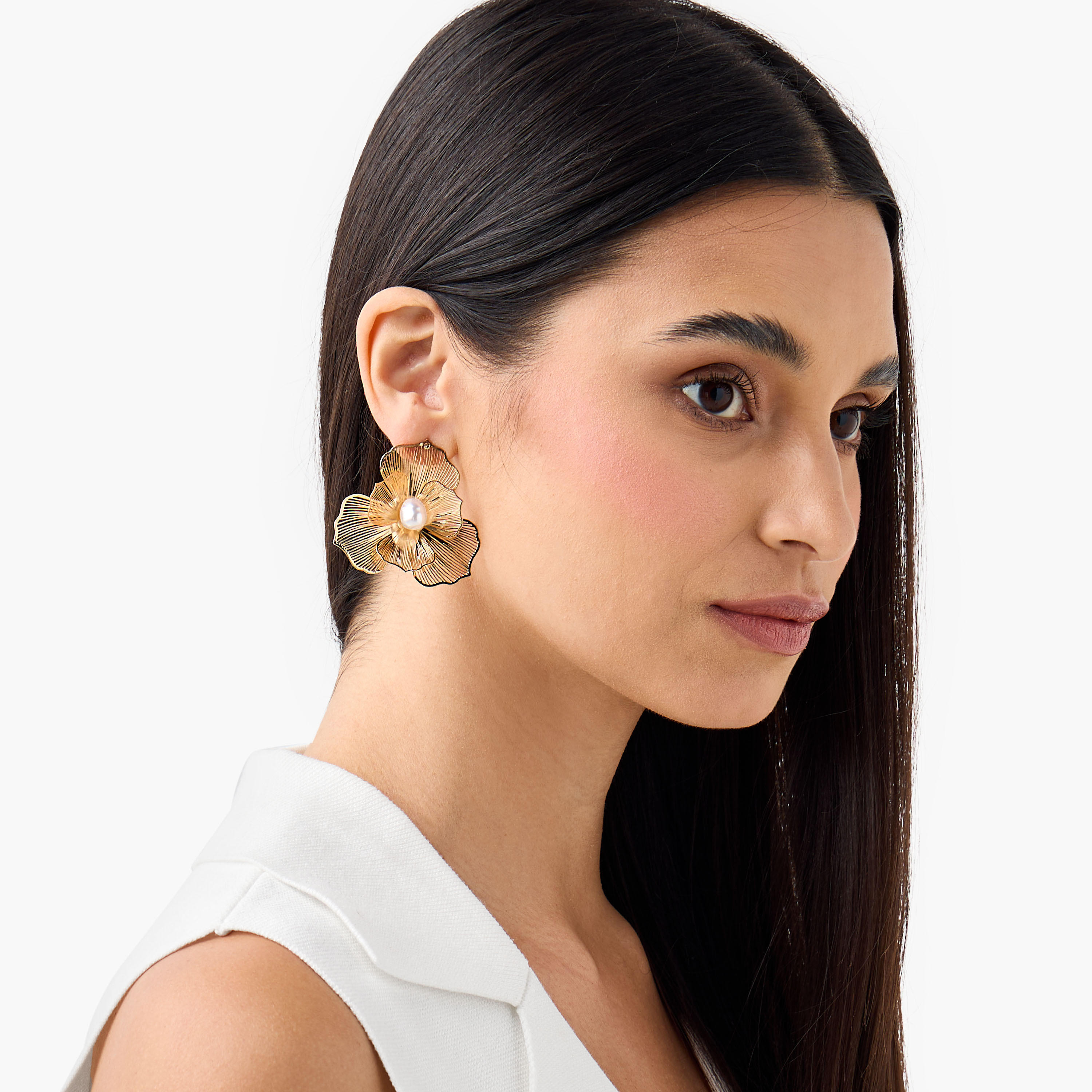 حلقان زهور مرصعة باللؤلؤ بتشطيب ذهبي ومكبس إغلاق خلفي-women-watchesandjewellery-jewellery-earrings-image-2