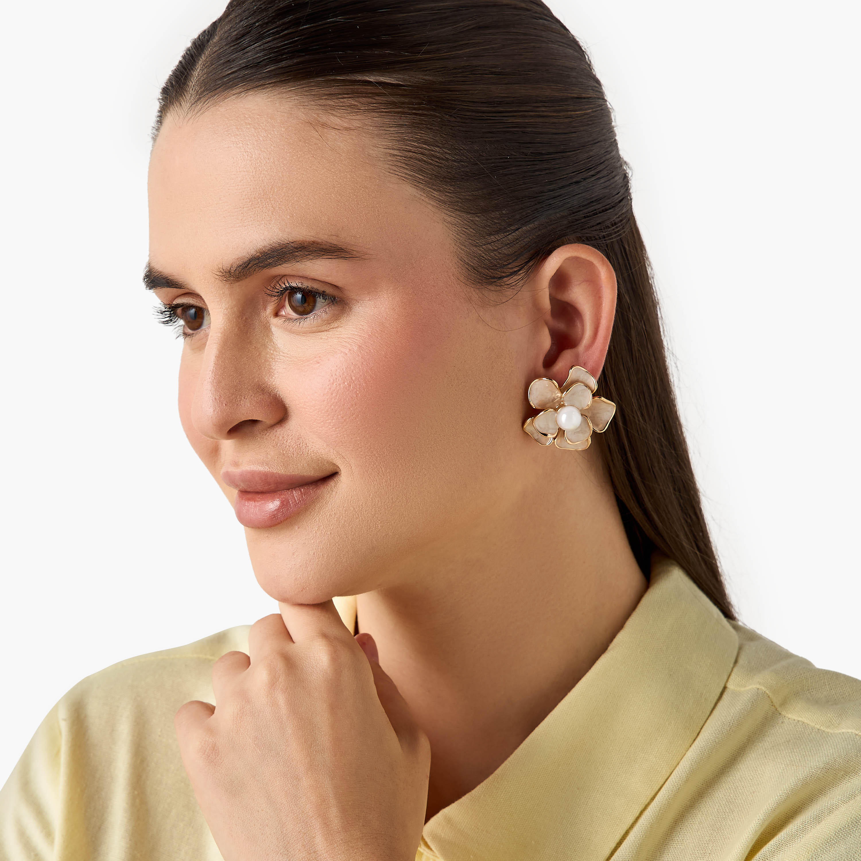 حلق بتصميم زهرة مرصعة باللؤلؤ بمشبك إغلاق خلفي-women-watchesandjewellery-jewellery-earrings-image-2