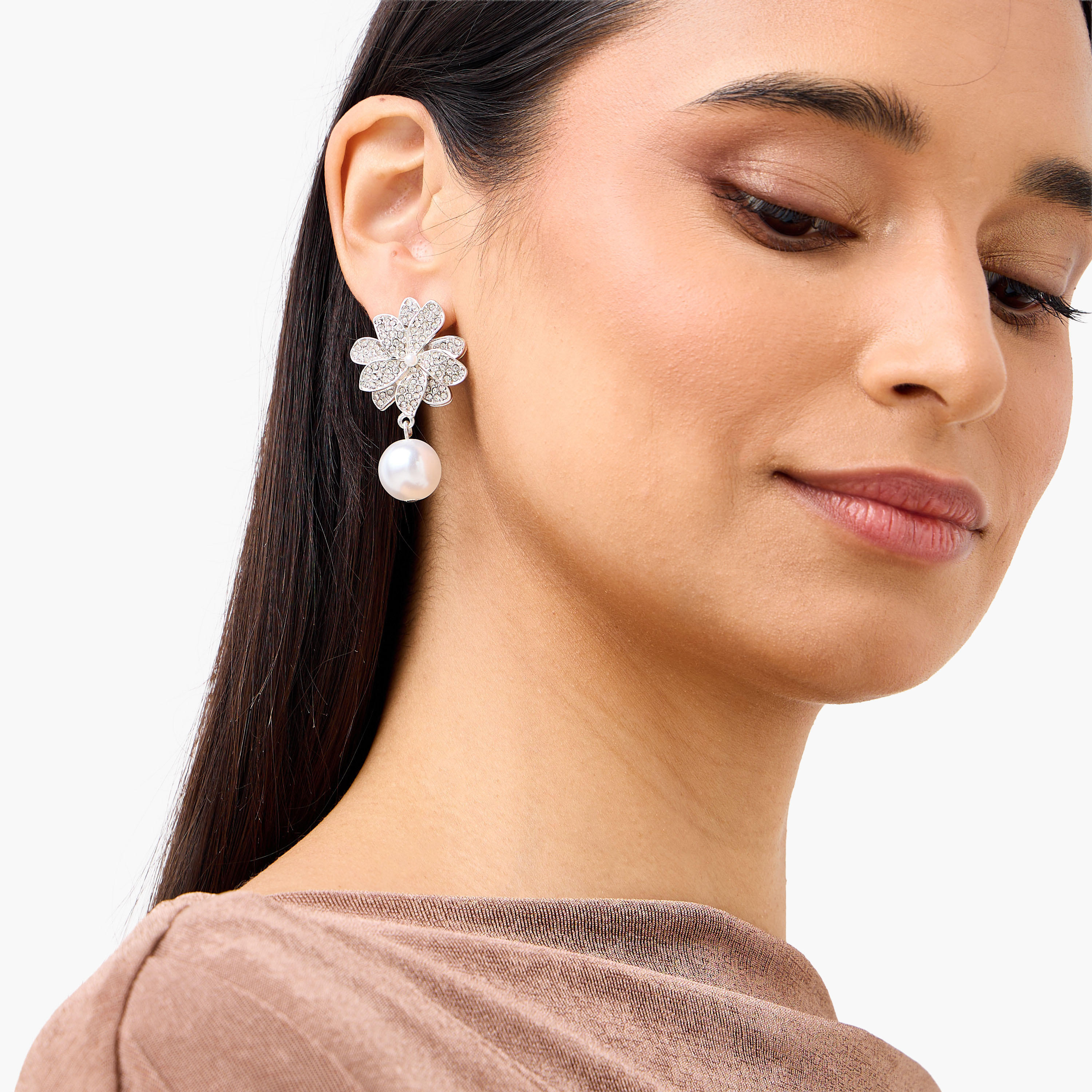 أقراط متدلية بلون فضي وتصميم زهور ومكبس إغلاق خلفي-women-watchesandjewellery-jewellery-earrings-image-4