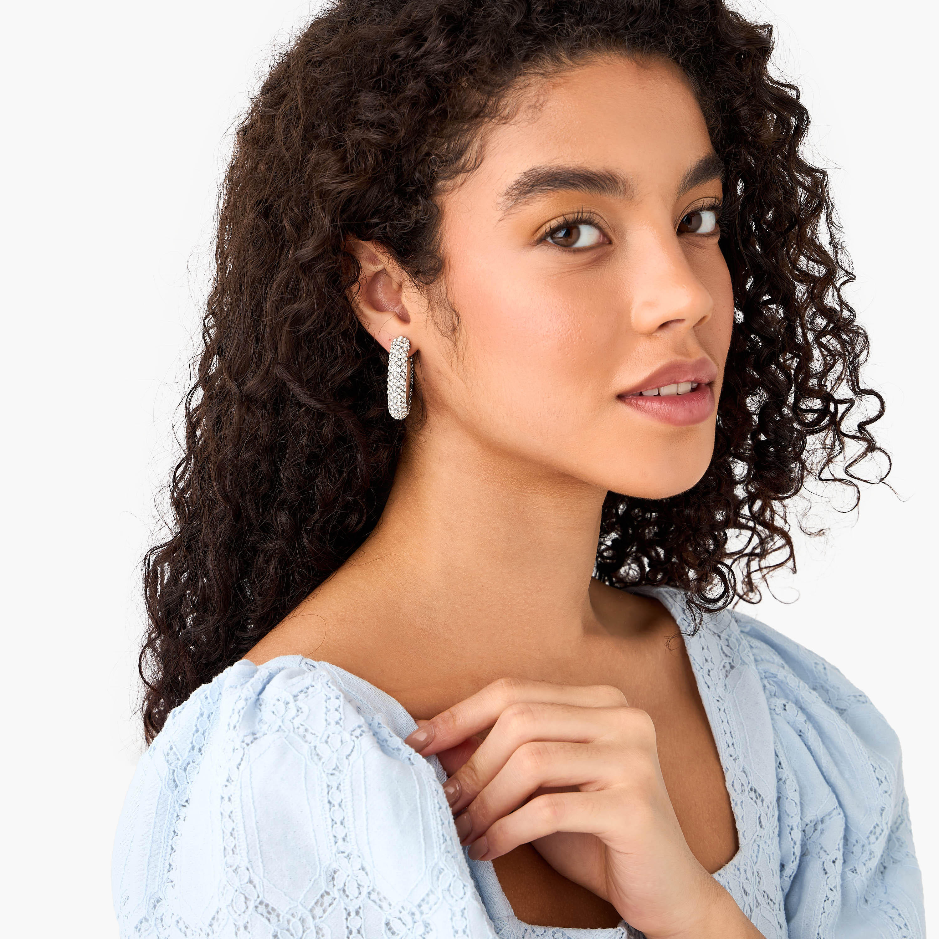 حلقان طوق ميتالك مزيّن مع مكبس إغلاق خلفي-women-watchesandjewellery-jewellery-earrings-image-2