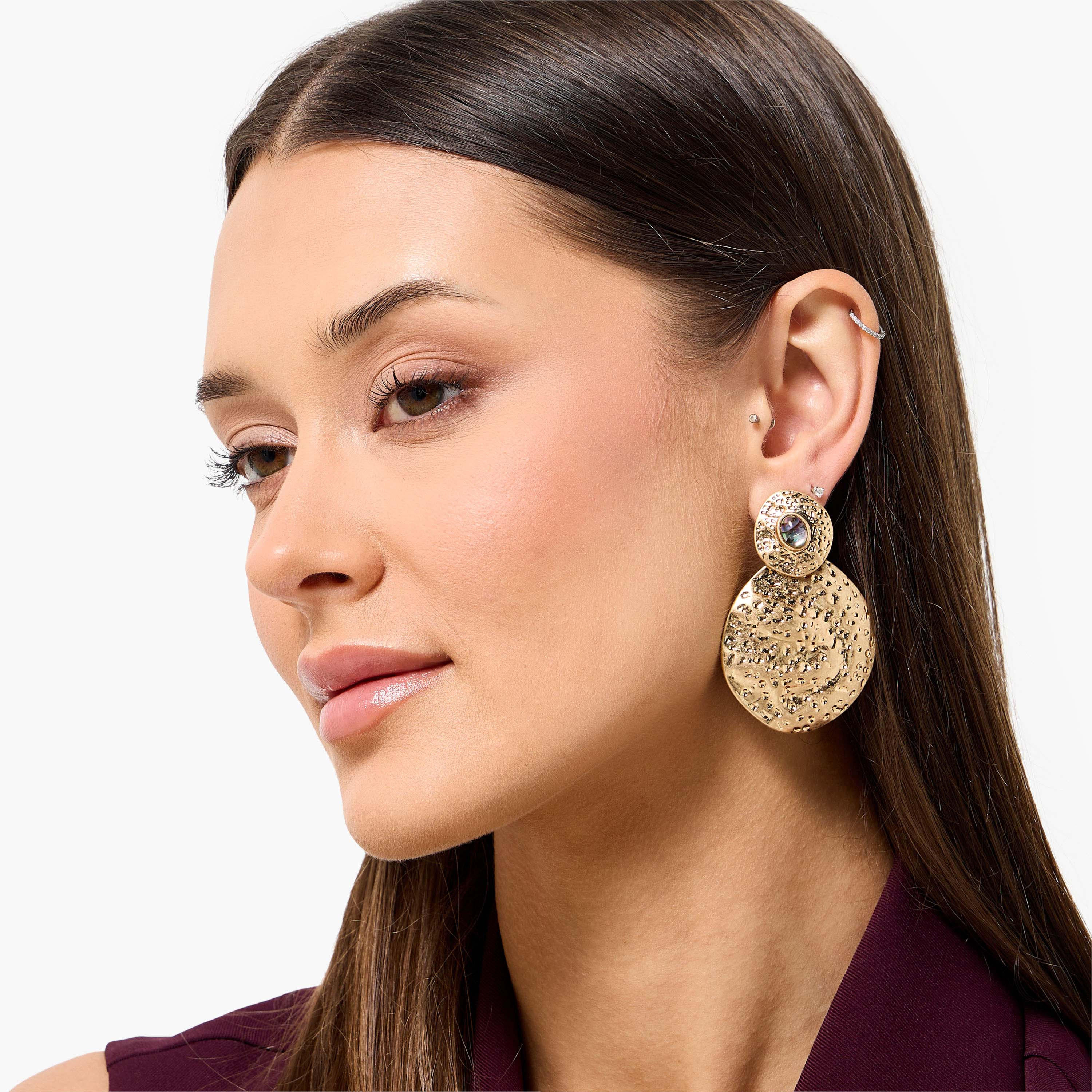 حلق متدلي بارز الملمس بلون ذهبي ومكبس إغلاق خلفي-women-watchesandjewellery-jewellery-earrings-image-2
