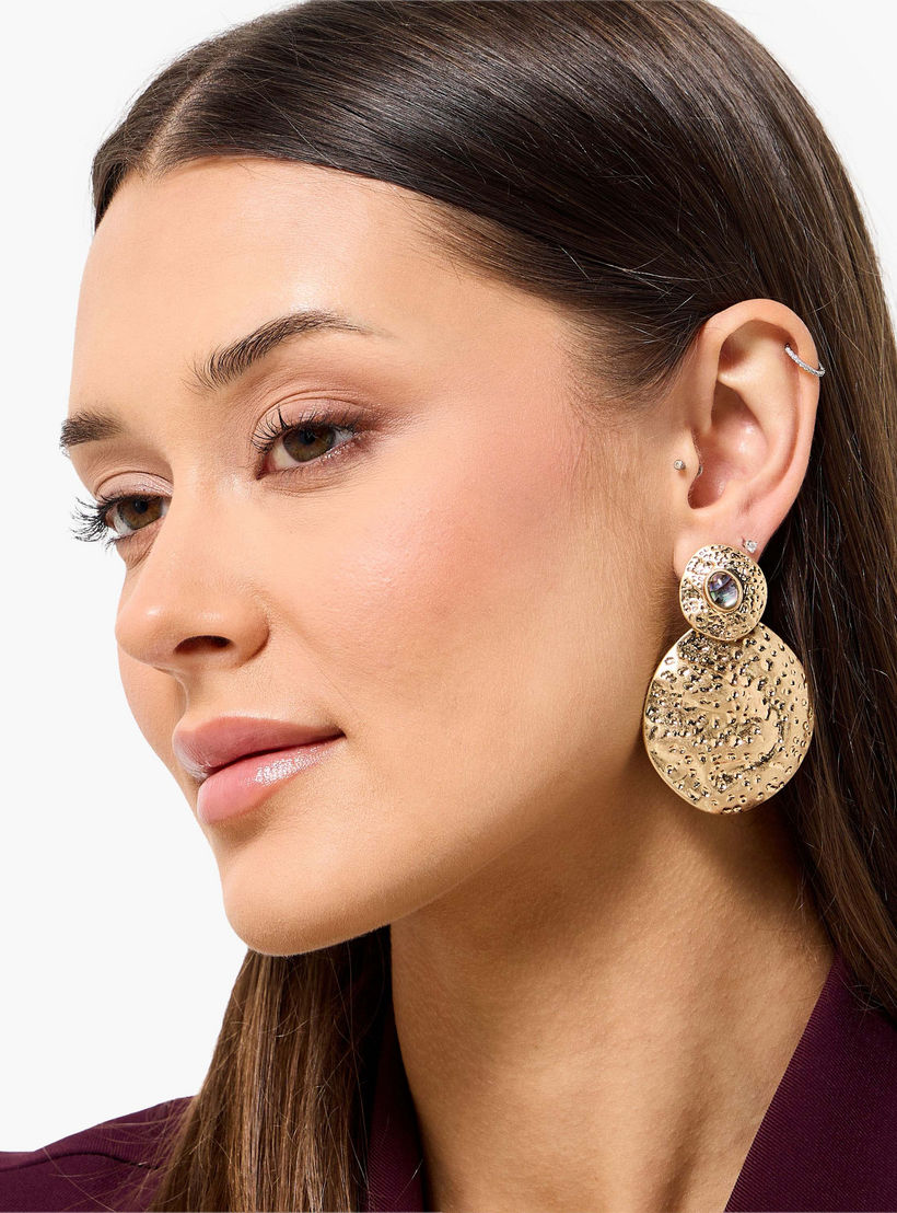 حلق متدلي بارز الملمس بلون ذهبي ومكبس إغلاق خلفي-women-watchesandjewellery-jewellery-earrings-image-2
