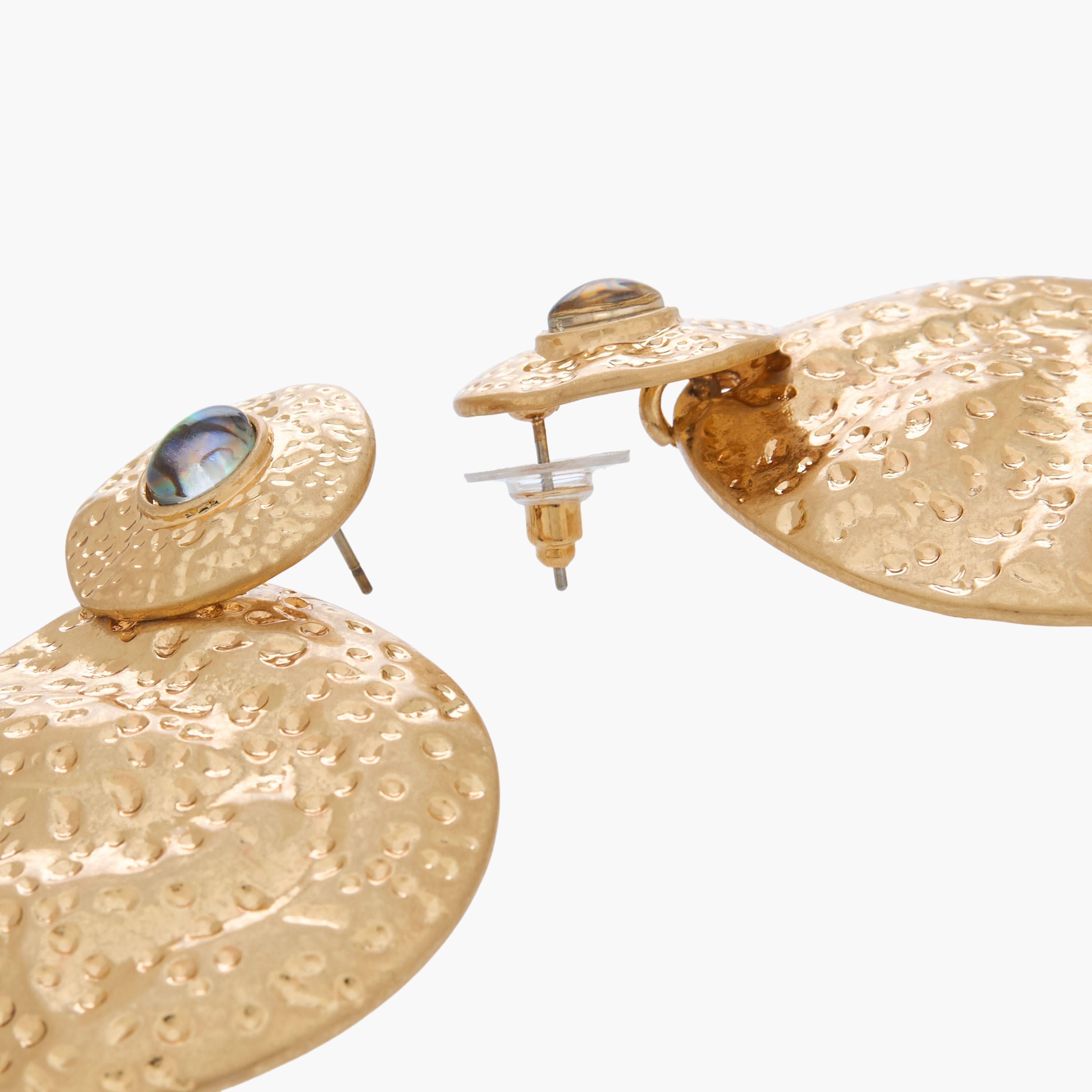 حلق متدلي بارز الملمس بلون ذهبي ومكبس إغلاق خلفي-women-watchesandjewellery-jewellery-earrings-image-5
