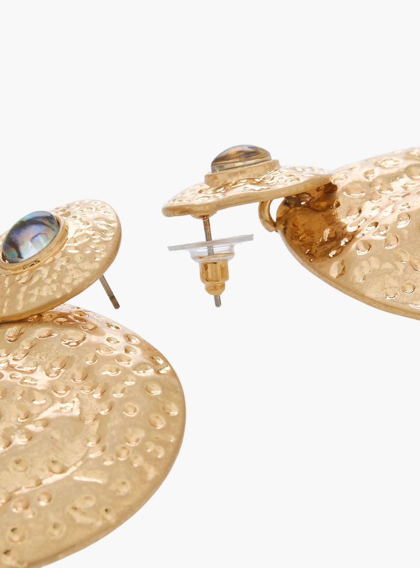 حلق متدلي بارز الملمس بلون ذهبي ومكبس إغلاق خلفي-women-watchesandjewellery-jewellery-earrings-image-5