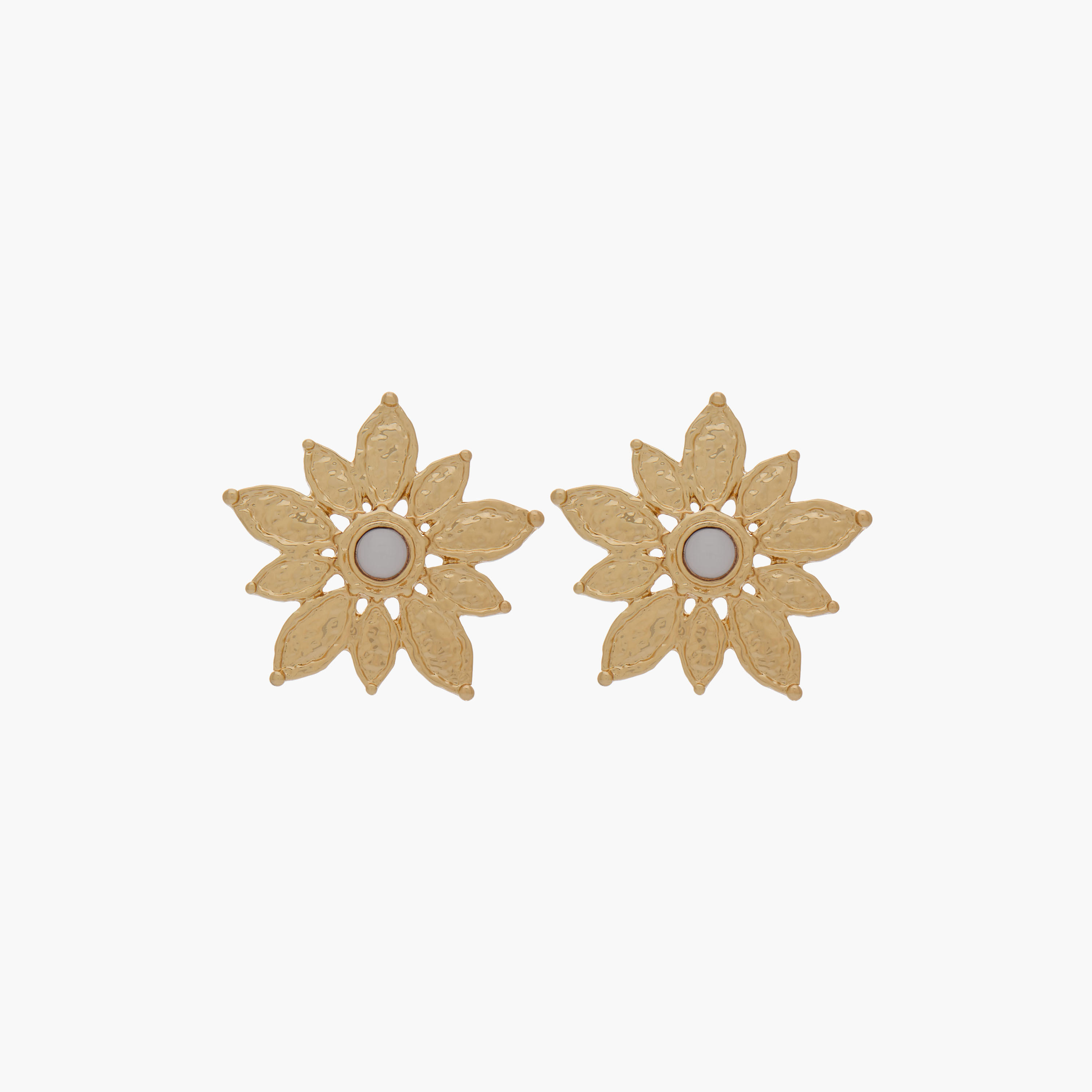 حلق بارز الملمس بتصميم زهرة ولون ذهبي ومكبس إغلاق خلفي-women-watchesandjewellery-jewellery-earrings-image-1