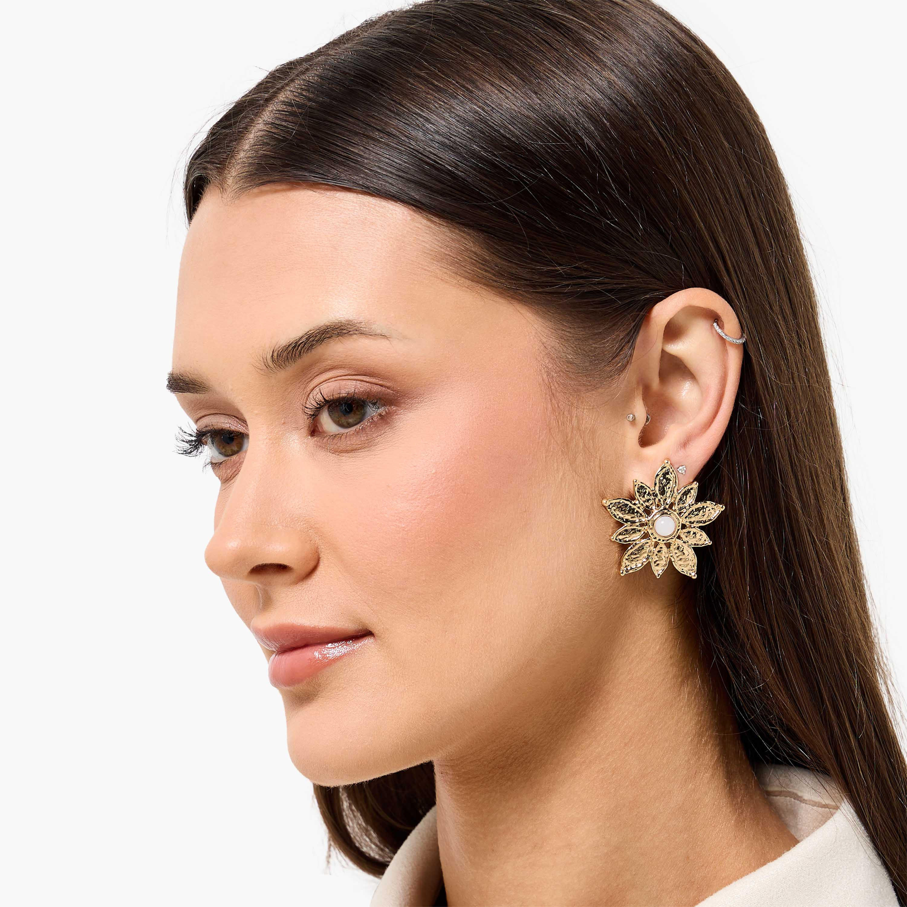 حلق بارز الملمس بتصميم زهرة ولون ذهبي ومكبس إغلاق خلفي-women-watchesandjewellery-jewellery-earrings-image-2