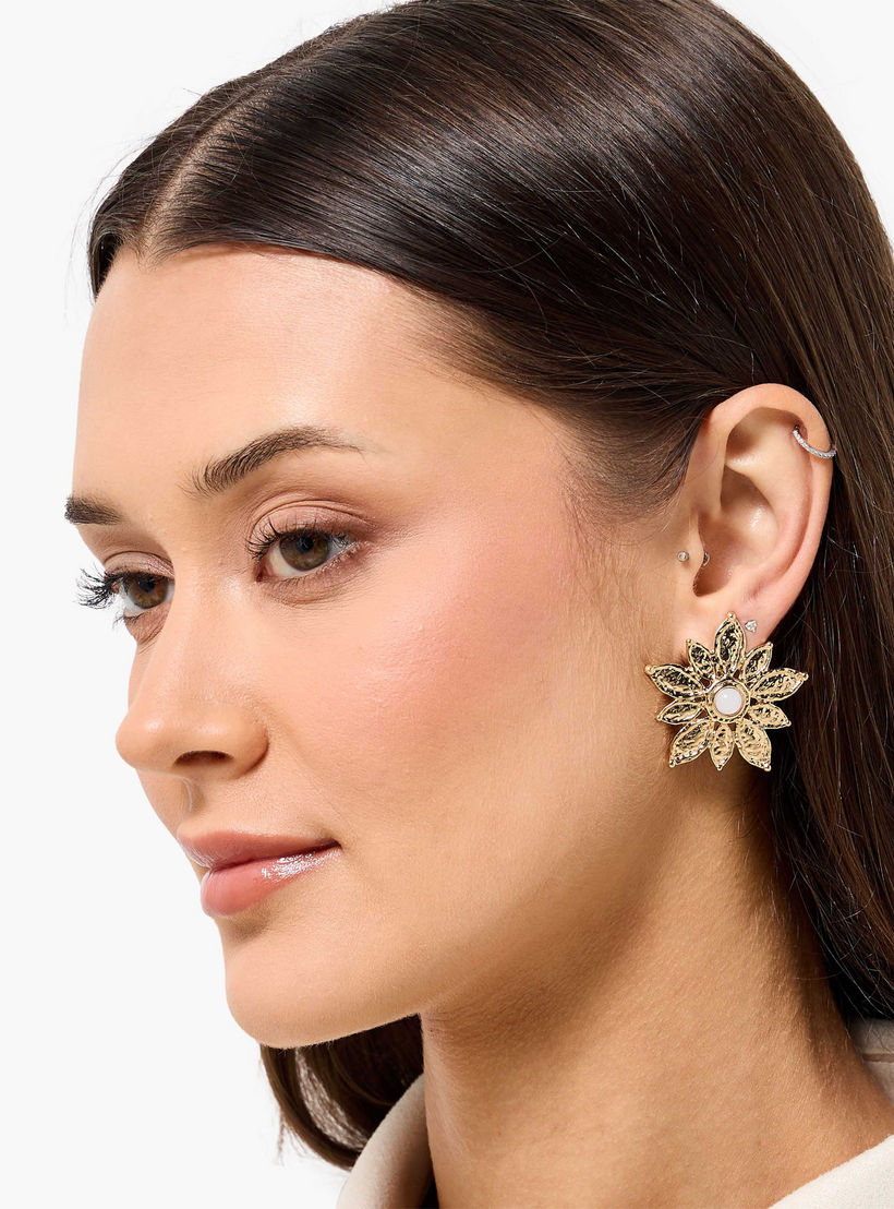 حلق بارز الملمس بتصميم زهرة ولون ذهبي ومكبس إغلاق خلفي-women-watchesandjewellery-jewellery-earrings-image-2