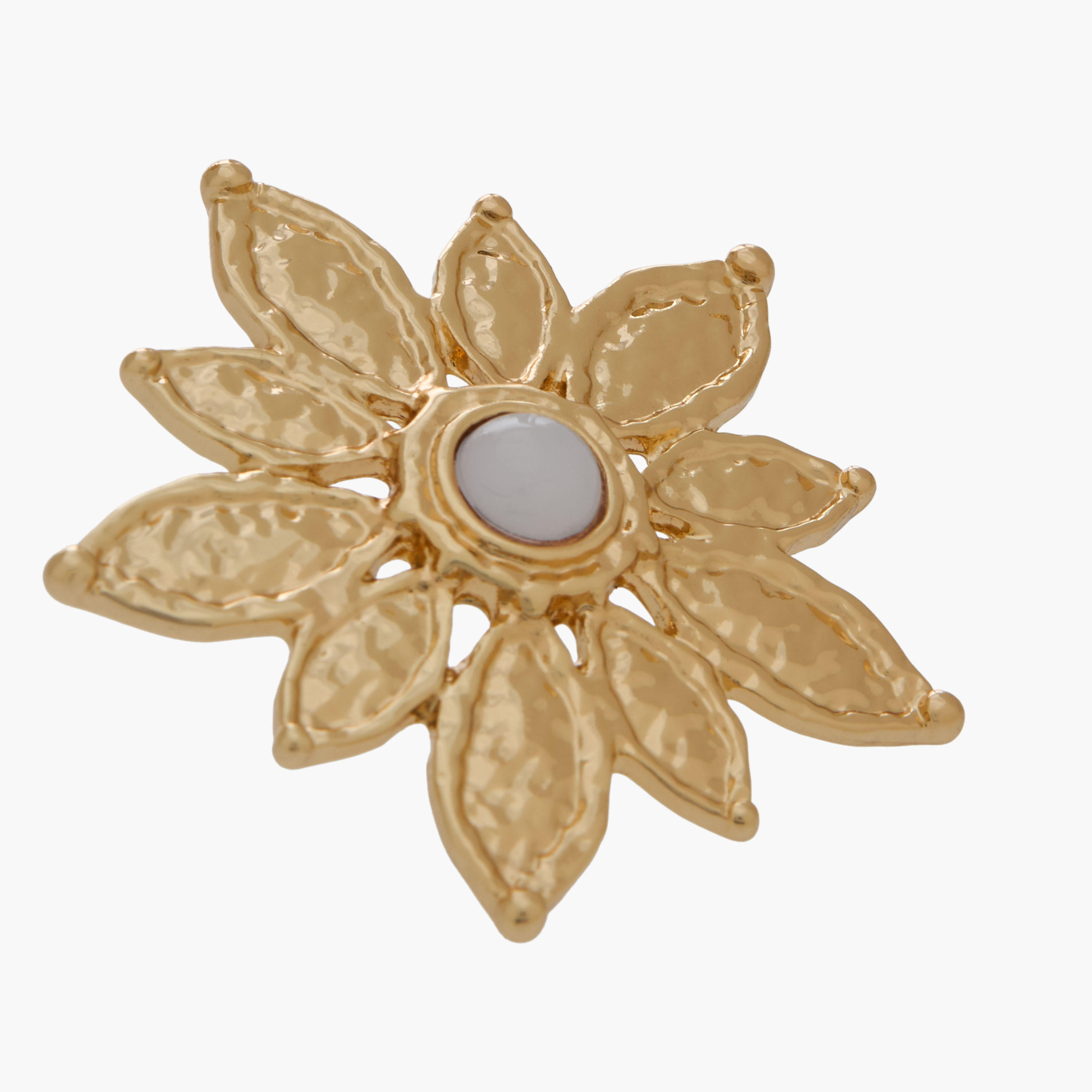 حلق بارز الملمس بتصميم زهرة ولون ذهبي ومكبس إغلاق خلفي-women-watchesandjewellery-jewellery-earrings-image-4