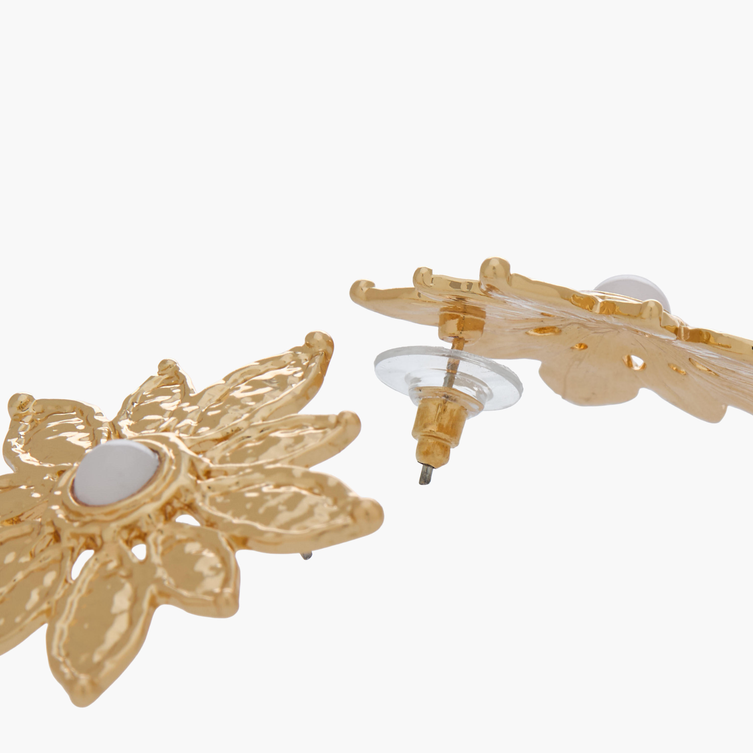 حلق بارز الملمس بتصميم زهرة ولون ذهبي ومكبس إغلاق خلفي-women-watchesandjewellery-jewellery-earrings-image-5