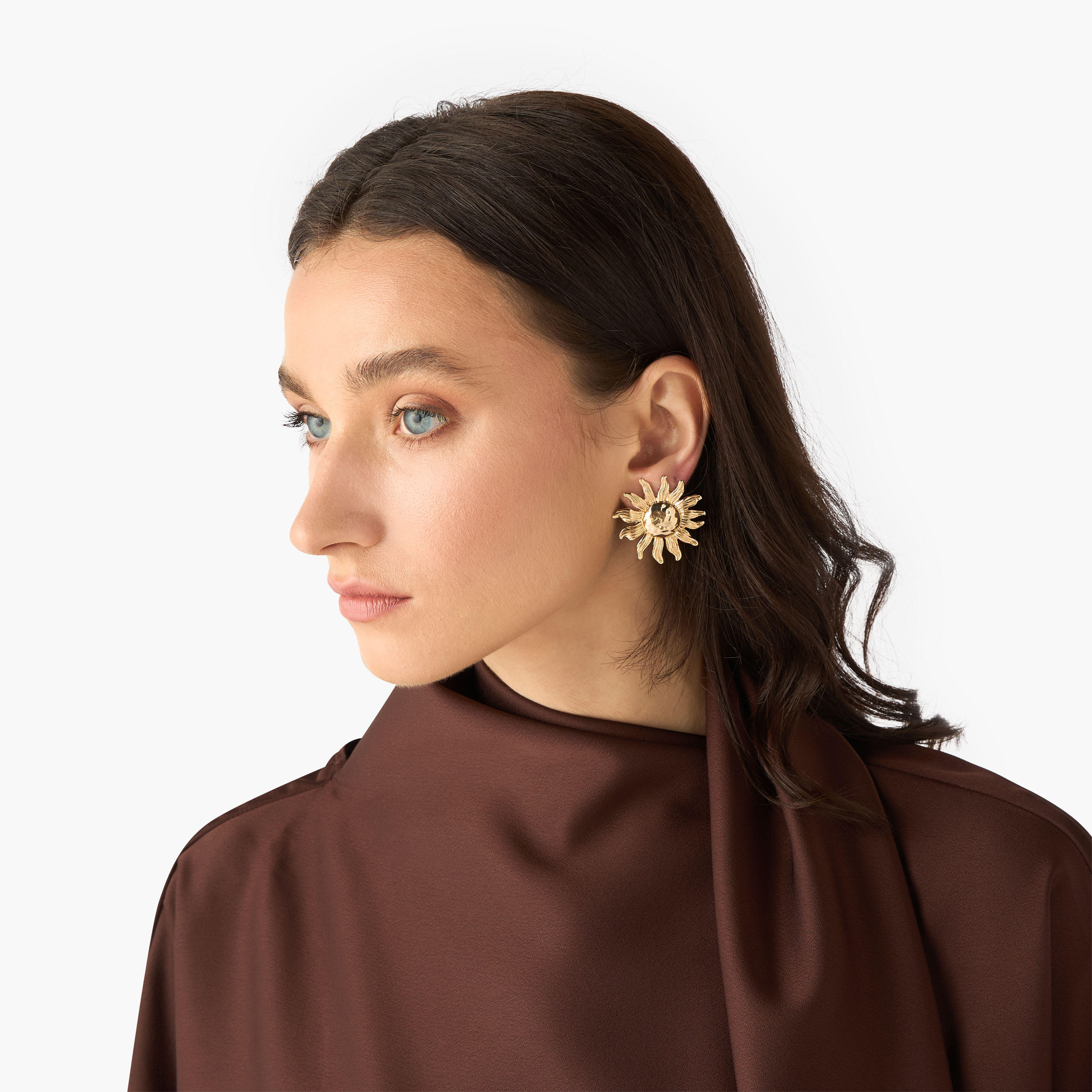 أقراط بلون ذهبي وتصميم شمس ومكبس إغلاق خلفي-women-watchesandjewellery-jewellery-earrings-image-2