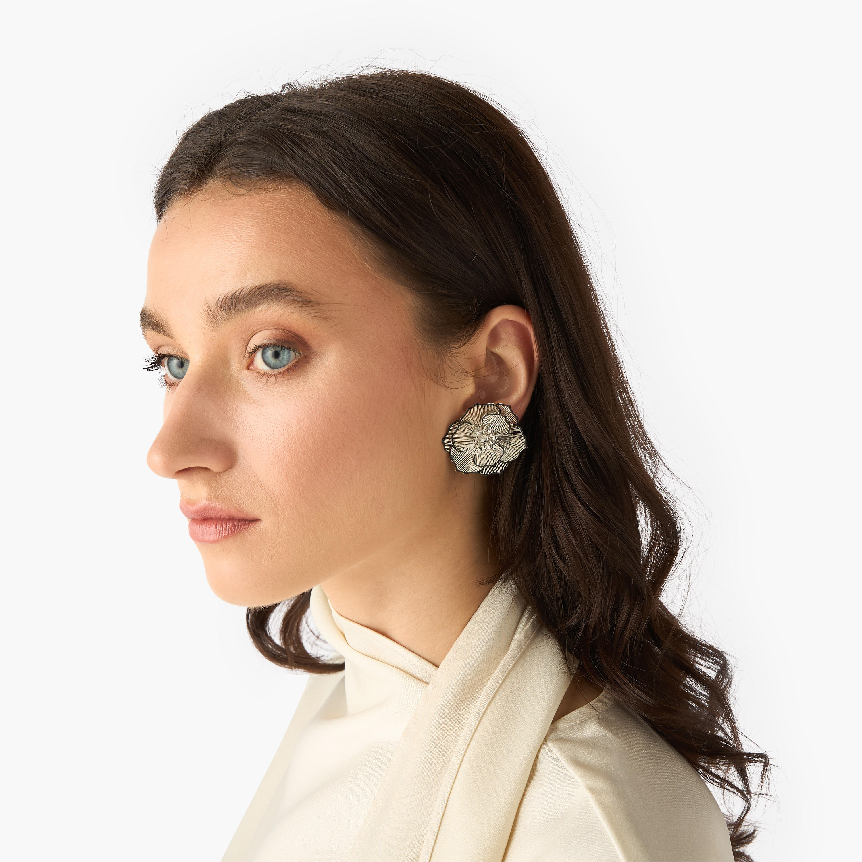 أقراط بلون فضي ومكبس إغلاق خلفي-women-watchesandjewellery-jewellery-earrings-image-4
