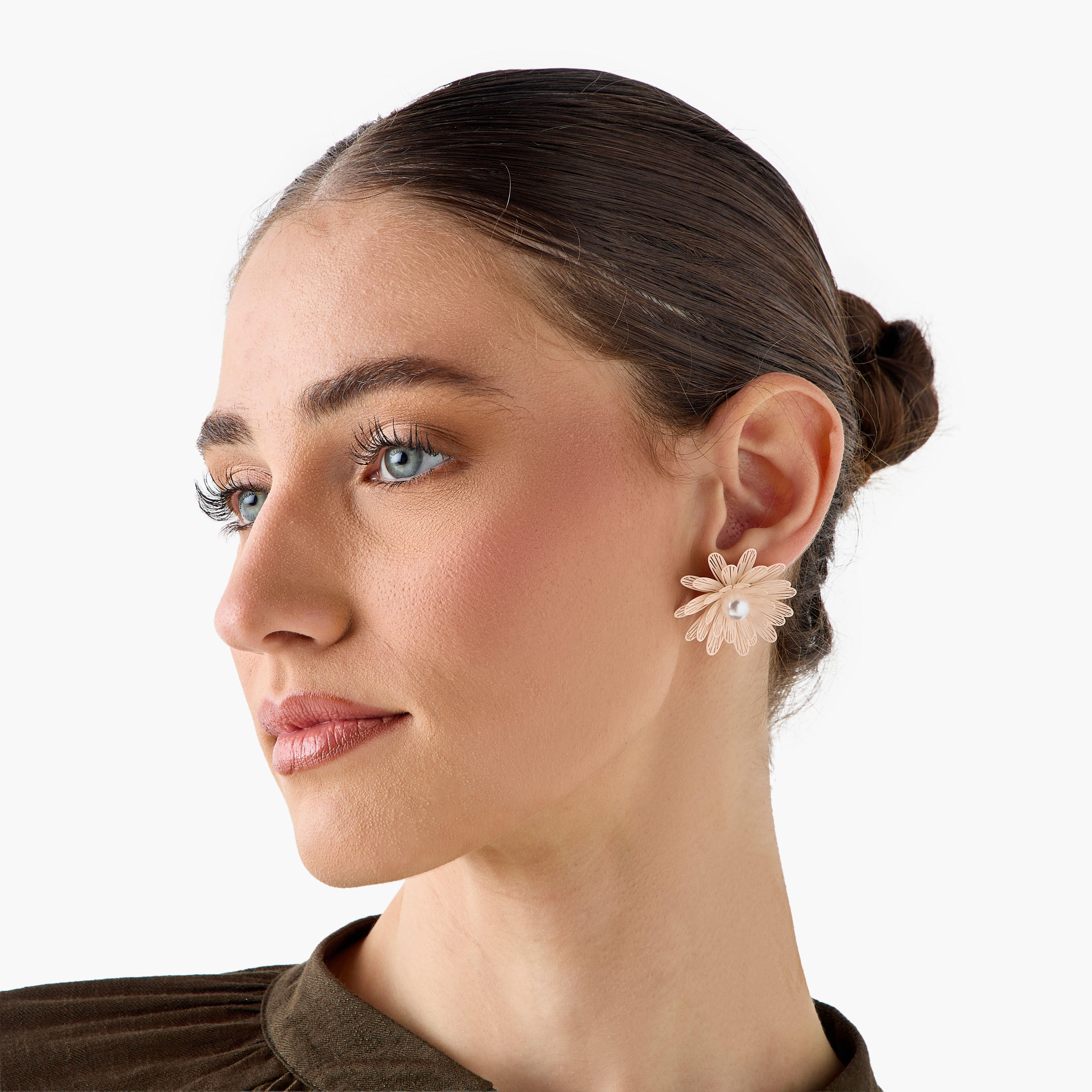 حلق بتصميم زهرة مزينة بلؤلؤ ومكبس إغلاق خلفي-women-watchesandjewellery-jewellery-earrings-image-2