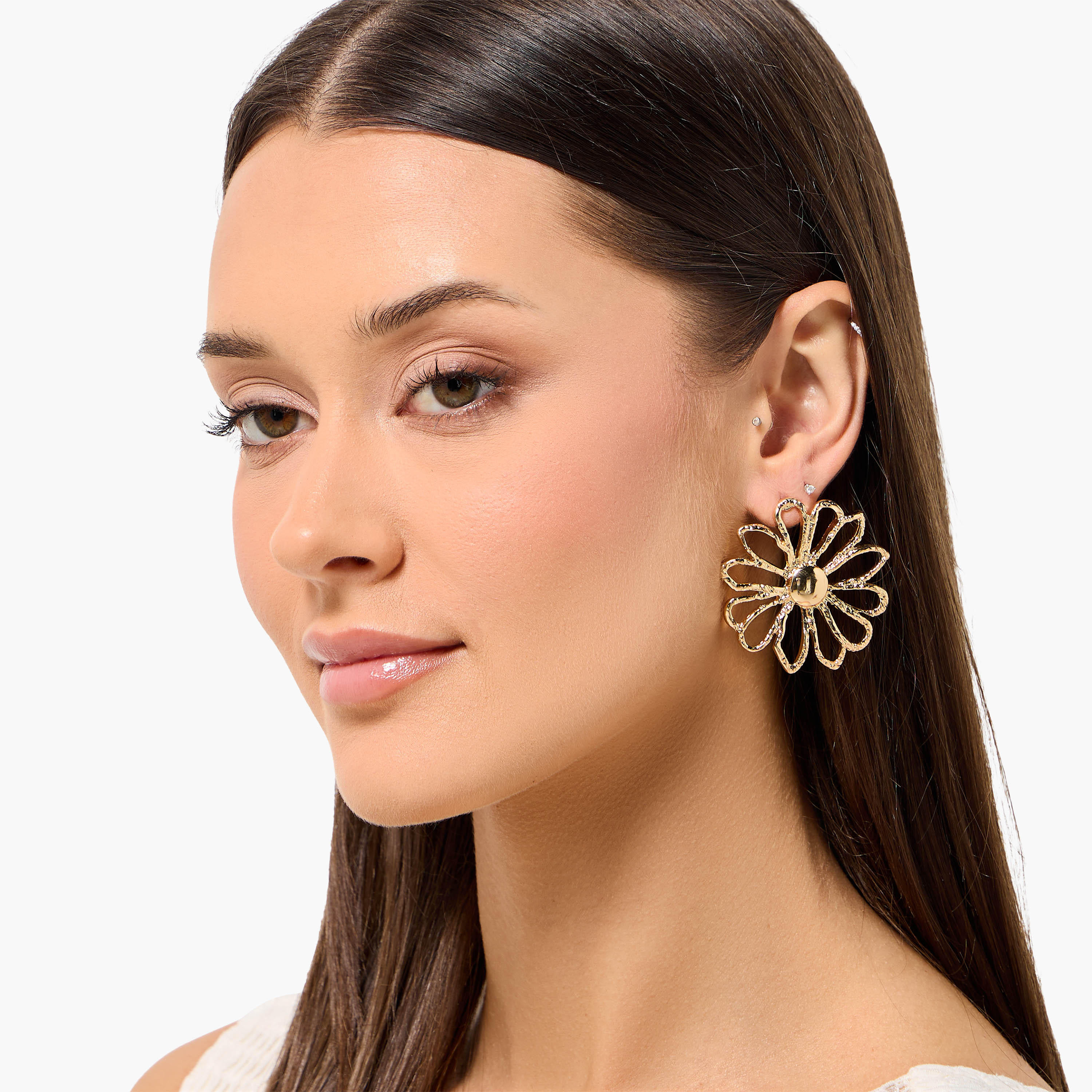 حلقان بشكل زهرة بلون ذهبي ومكبس إغلاق خلفي-women-watchesandjewellery-jewellery-earrings-image-2