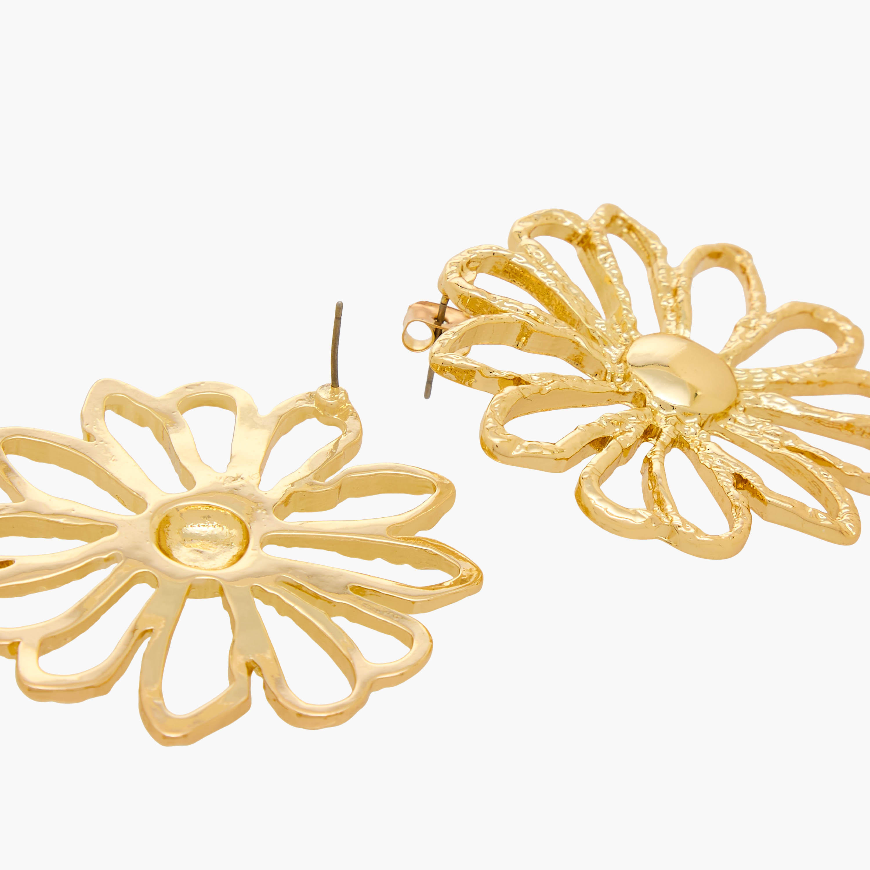 حلقان بشكل زهرة بلون ذهبي ومكبس إغلاق خلفي-women-watchesandjewellery-jewellery-earrings-image-5