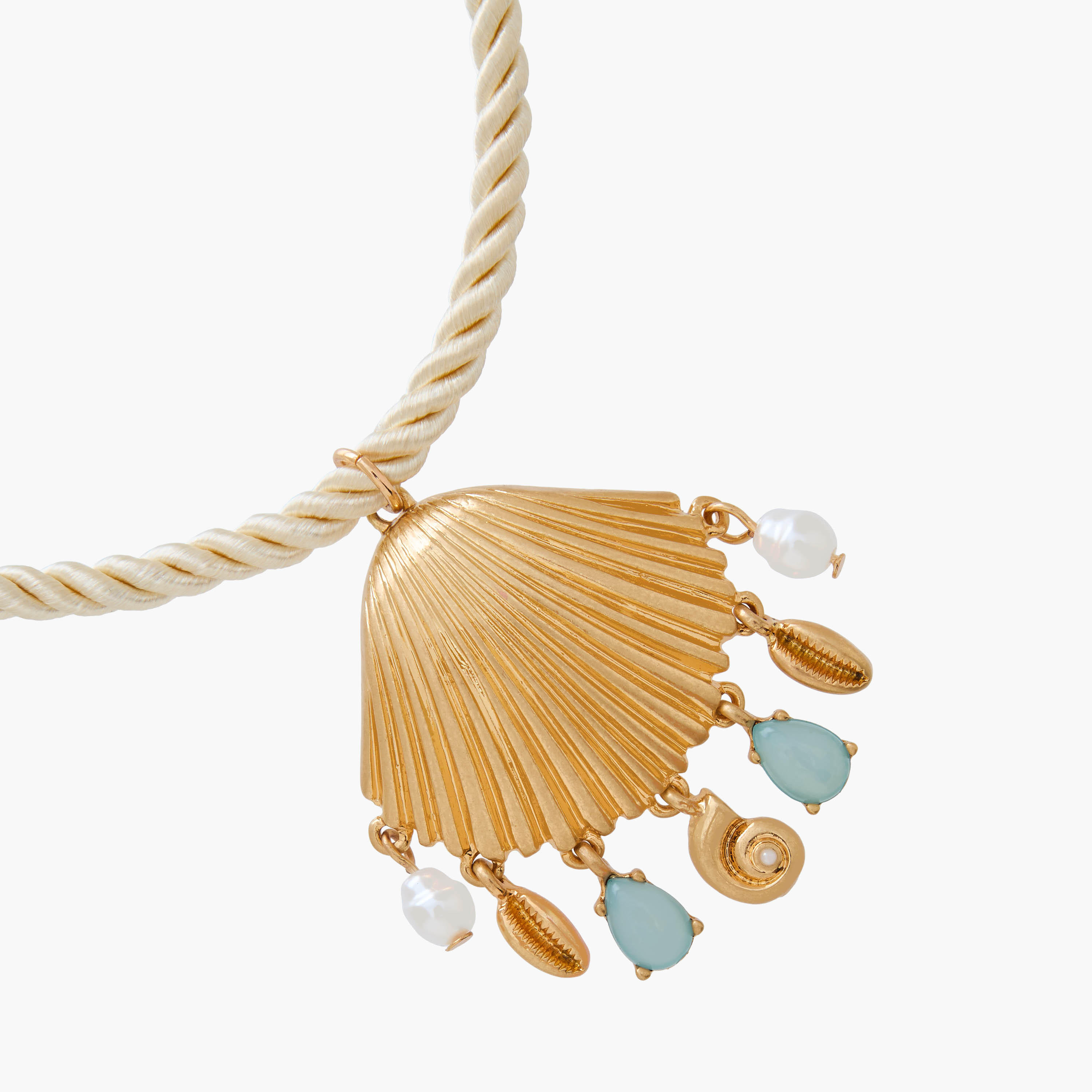 عقد بدلاية بشكل صدفة بلون ذهبي-women-watchesandjewellery-jewellery-necklacesandpendants-image-4