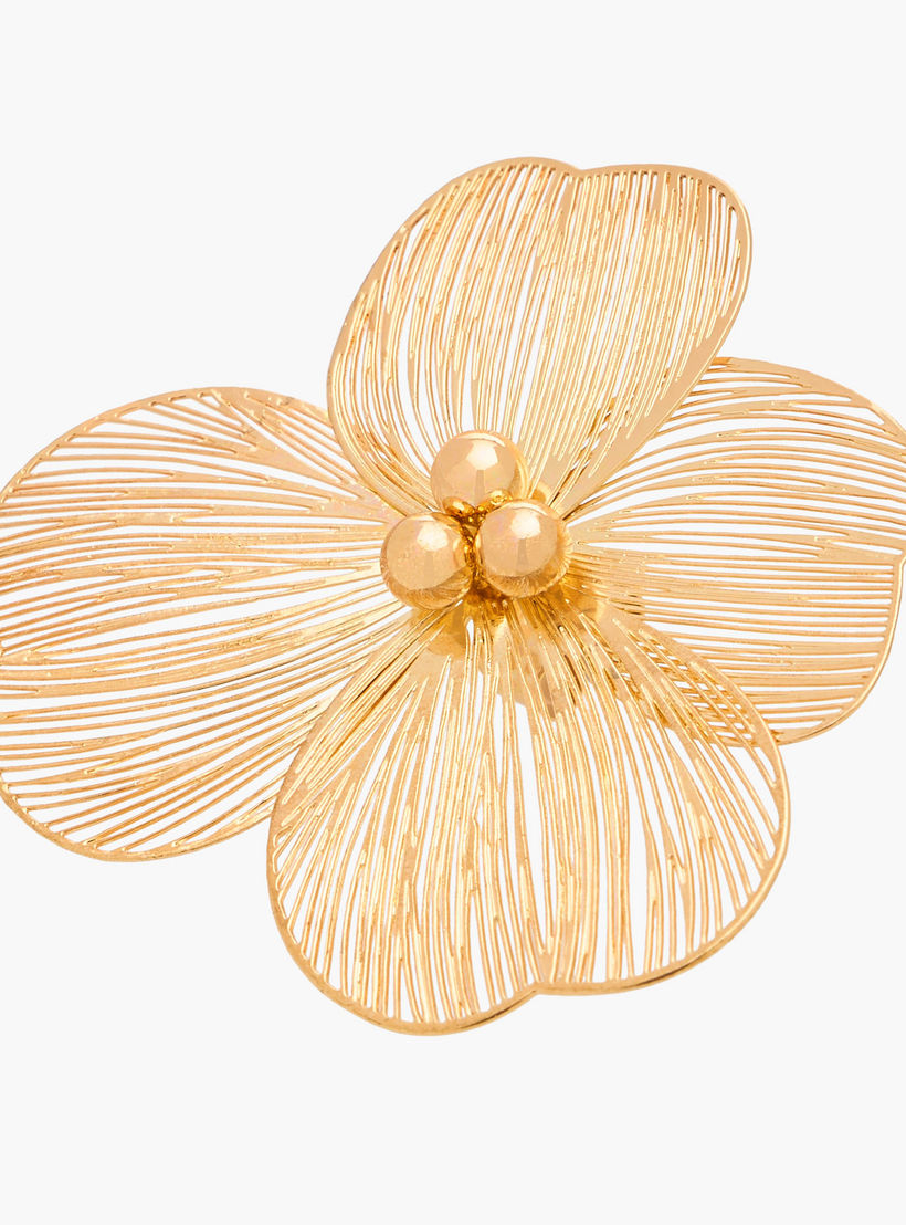 حلق بتصميم زهري ذهبي اللون وبمكبس إغلاق خلفي من جلو-women-watchesandjewellery-jewellery-earrings-image-3