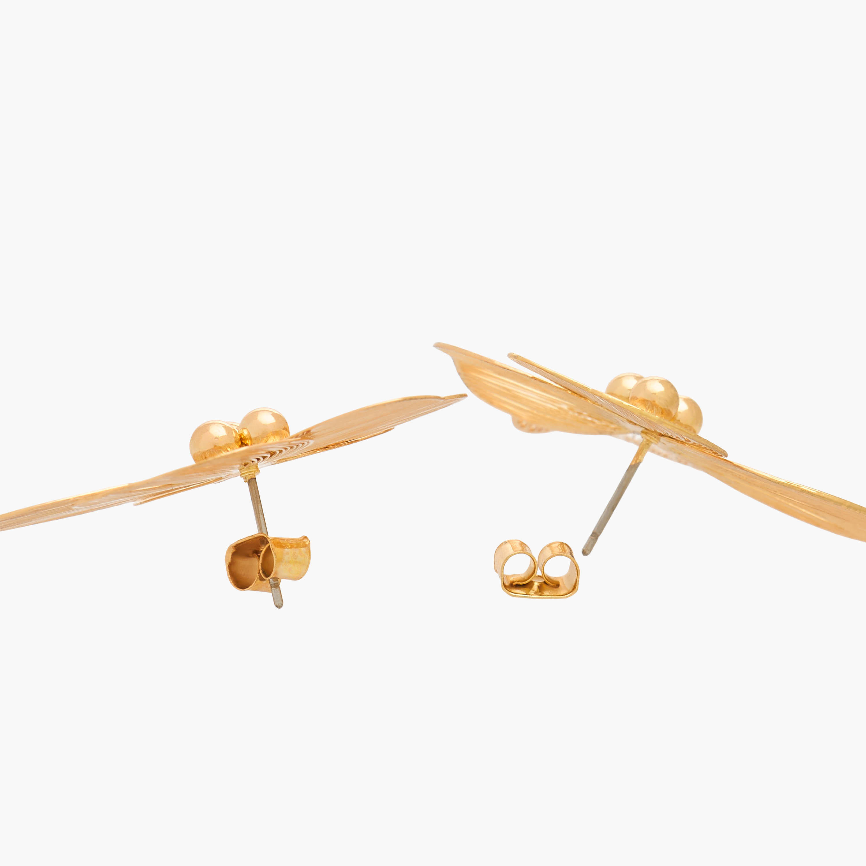 حلق بتصميم زهري ذهبي اللون وبمكبس إغلاق خلفي من جلو-women-watchesandjewellery-jewellery-earrings-image-4
