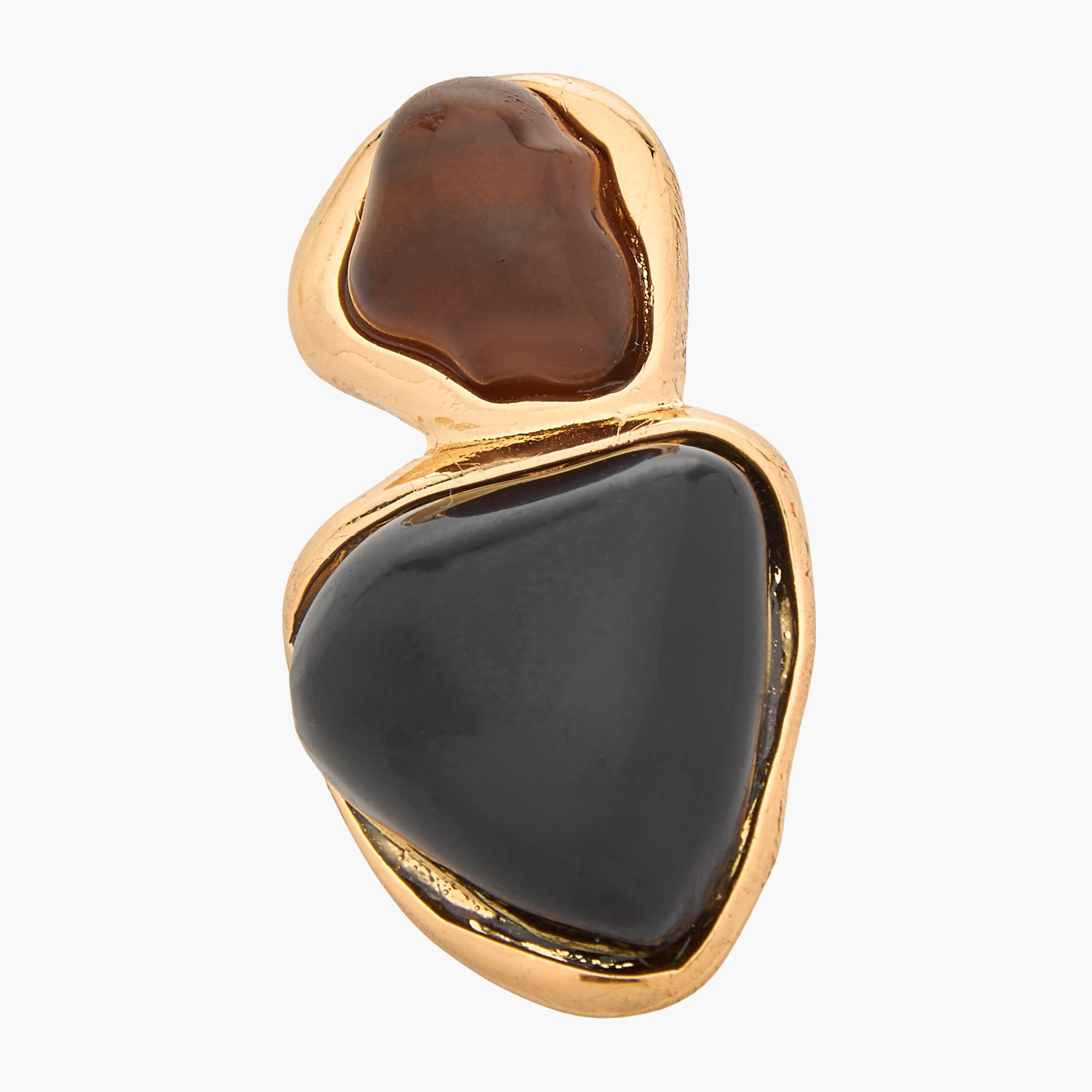 حلقان متدلية بلون ذهبي مع تفاصيل من الراتنج ومكبس إغلاق خلفي-women-watchesandjewellery-jewellery-earrings-image-3