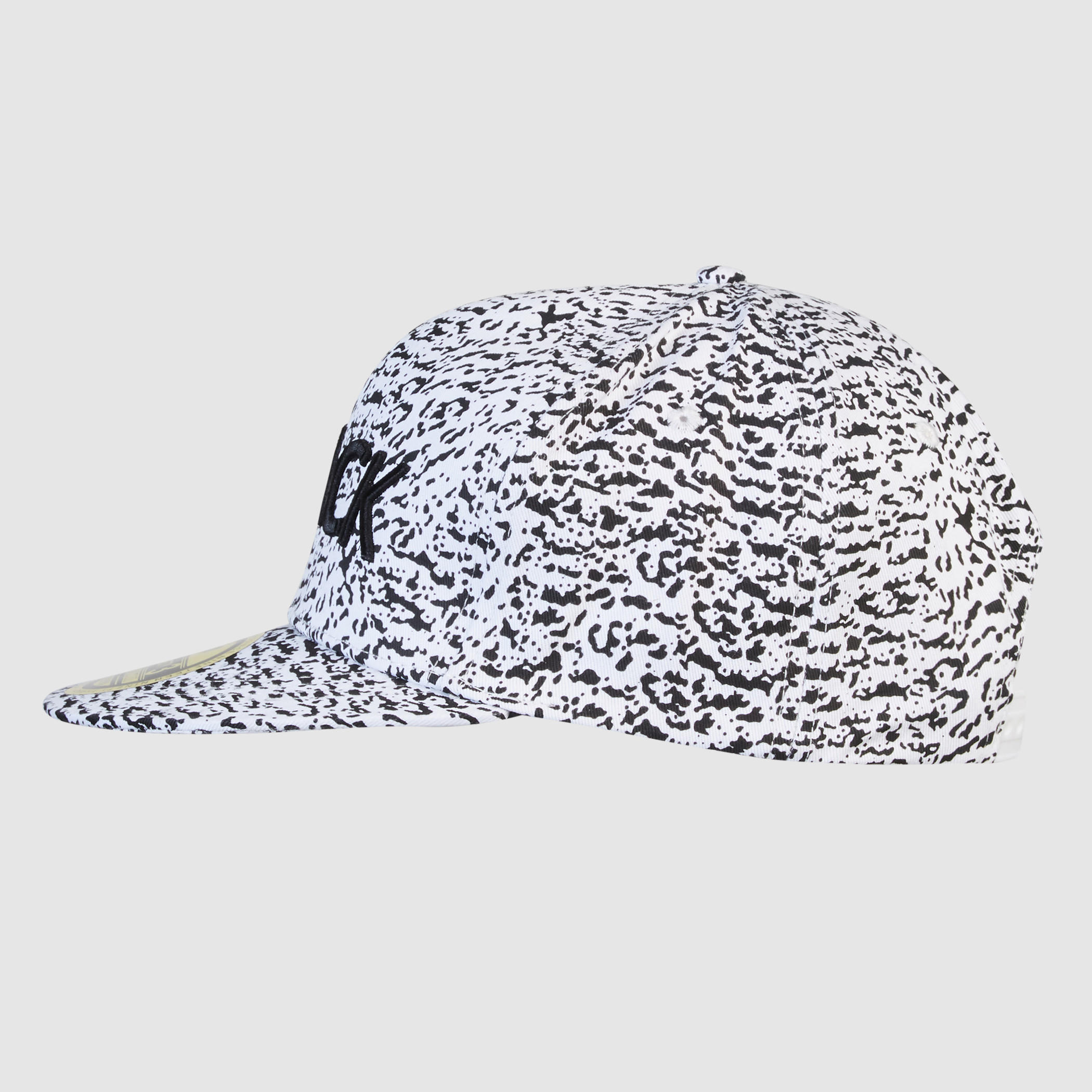 قبعة كاب بطبعات وزر إغلاق-men-caps-image-2