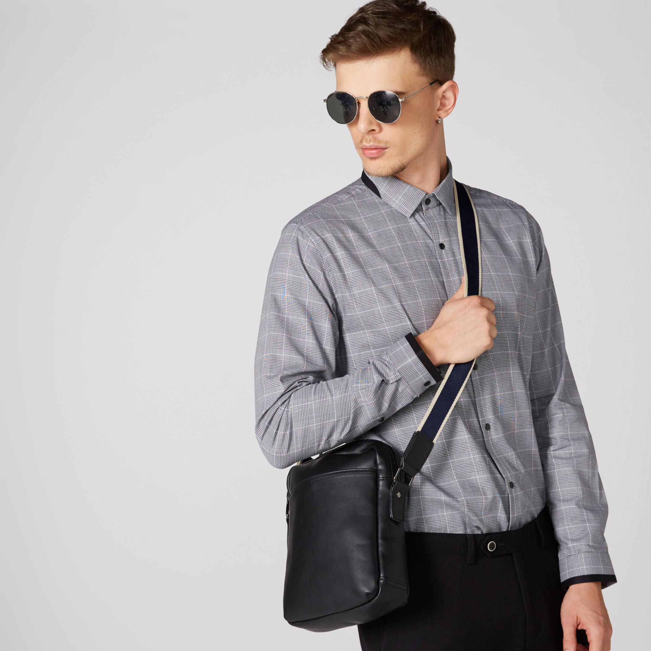 حقيبة كروس بودي متعددة الأقسام بسحاب إغلاق وحمّالة قابلة للتعديل-men-bags-image-2