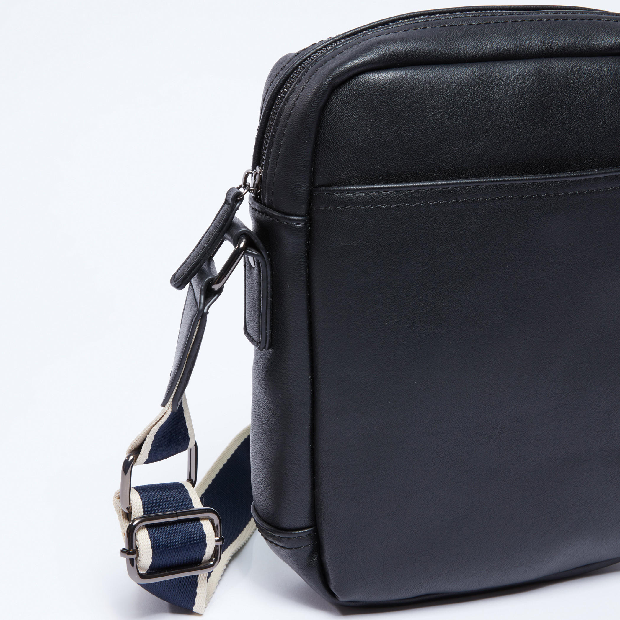 حقيبة كروس بودي متعددة الأقسام بسحاب إغلاق وحمّالة قابلة للتعديل-men-bags-image-4