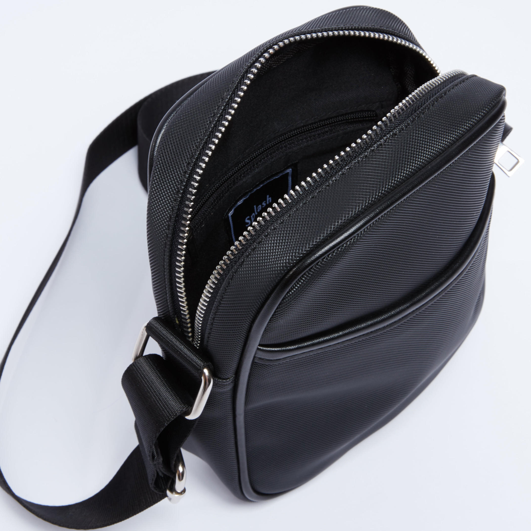 حقيبة كروس بودي بارزة الملمس بسحاب إغلاق وحزام قابل للتعديل-men-bags-image-5