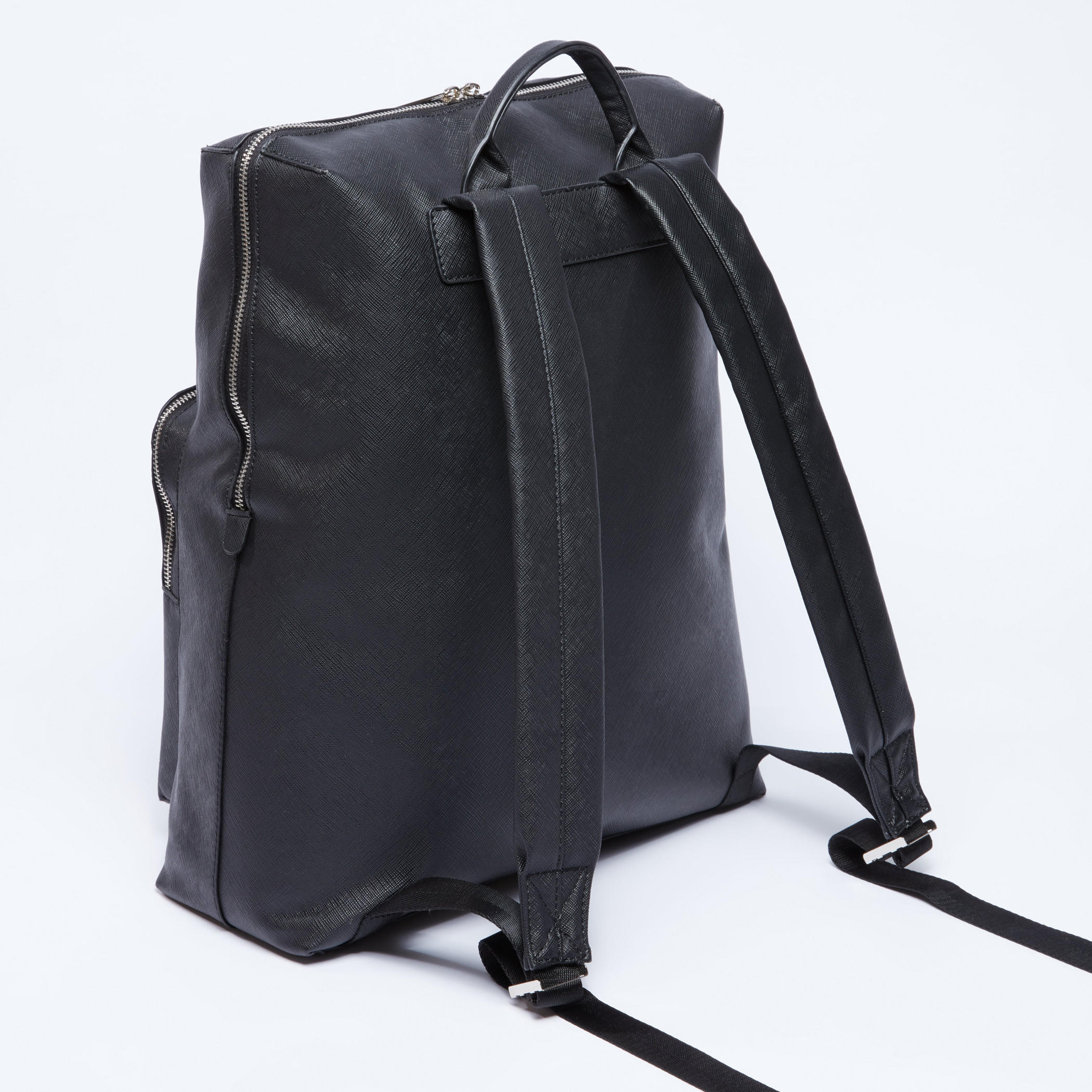 حقيبة ظهر بارزة الملمس بسحاب إغلاق وحمالات كتف قابلة للتعديل-men-bags-image-3