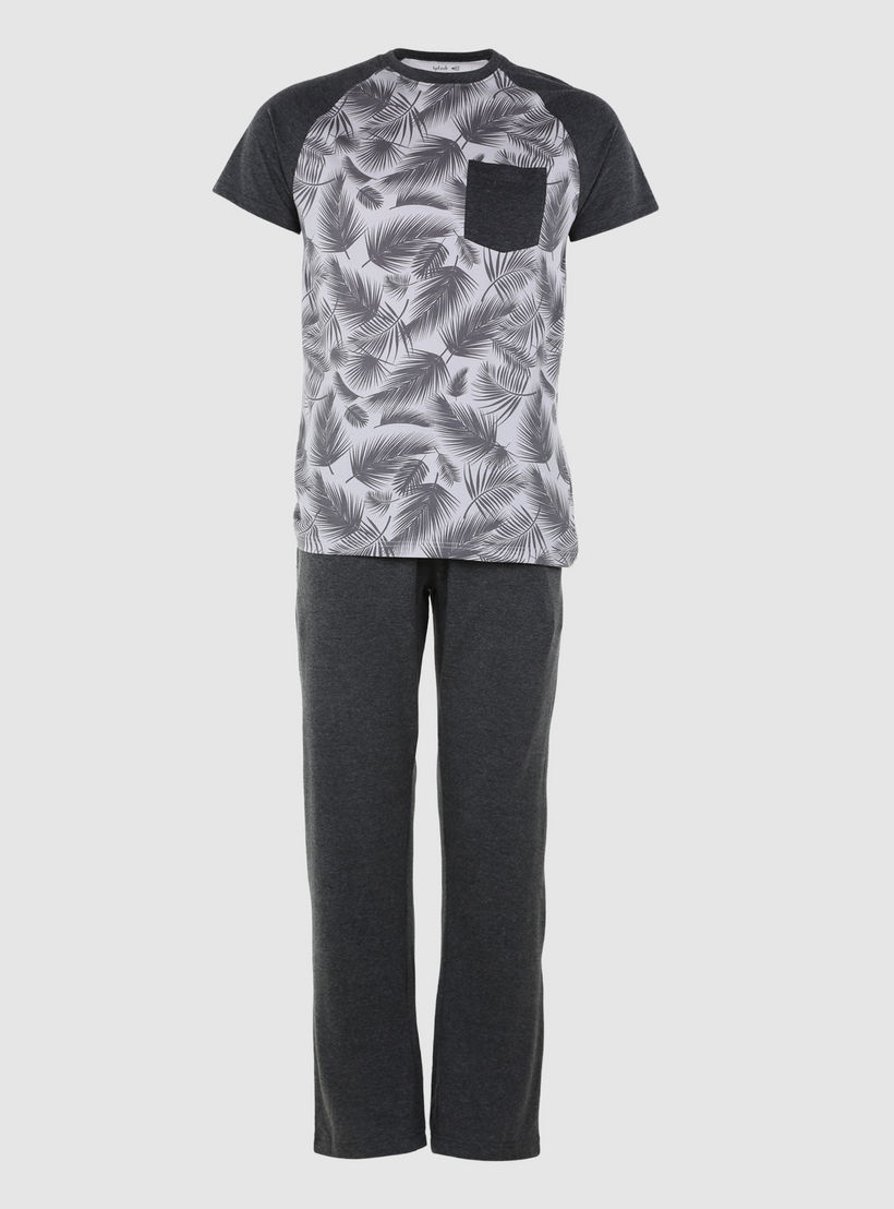 طقم بنطال بيجاما وتيشيرت بطبعات-men-clothing-nightwear-sets-image-5