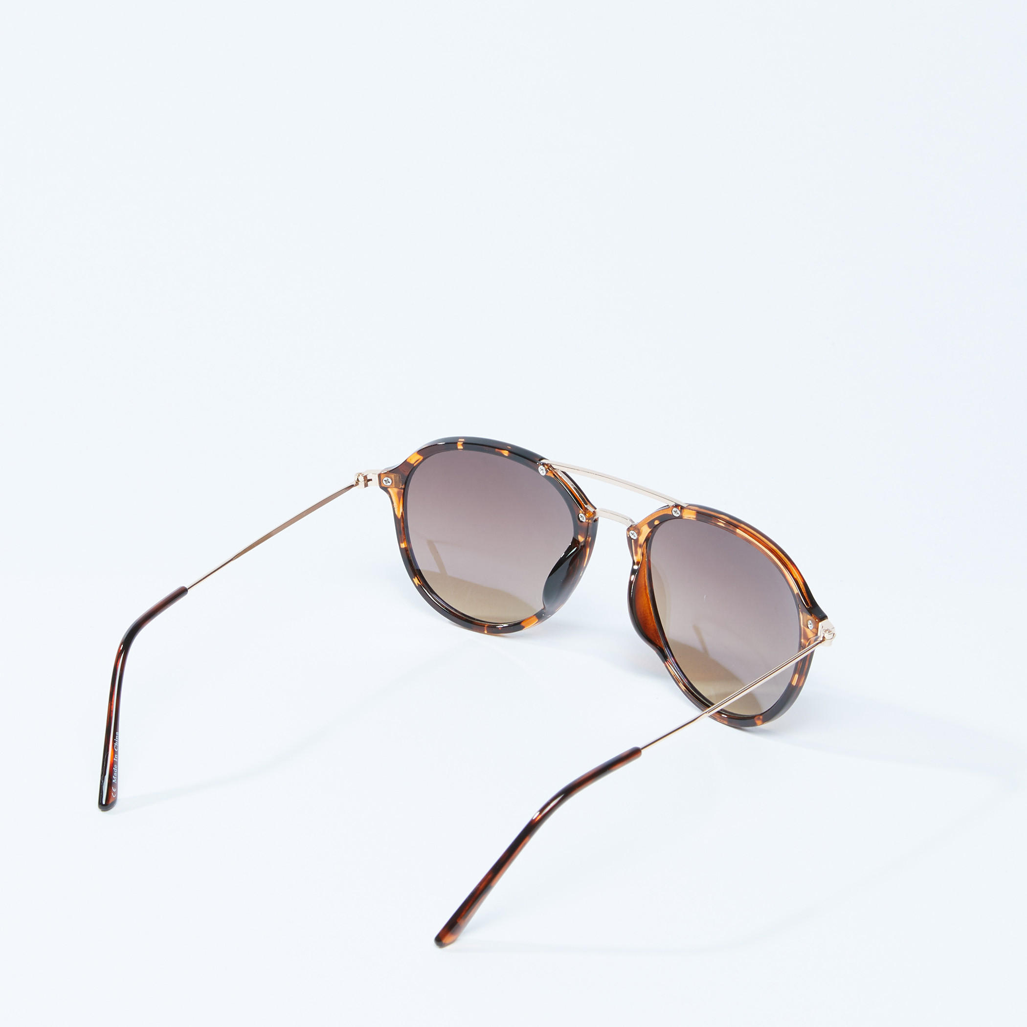نظّارة شمسية بتصميم بيضاوي وإطار كامل وطبعات-men-sunglasses-image-1