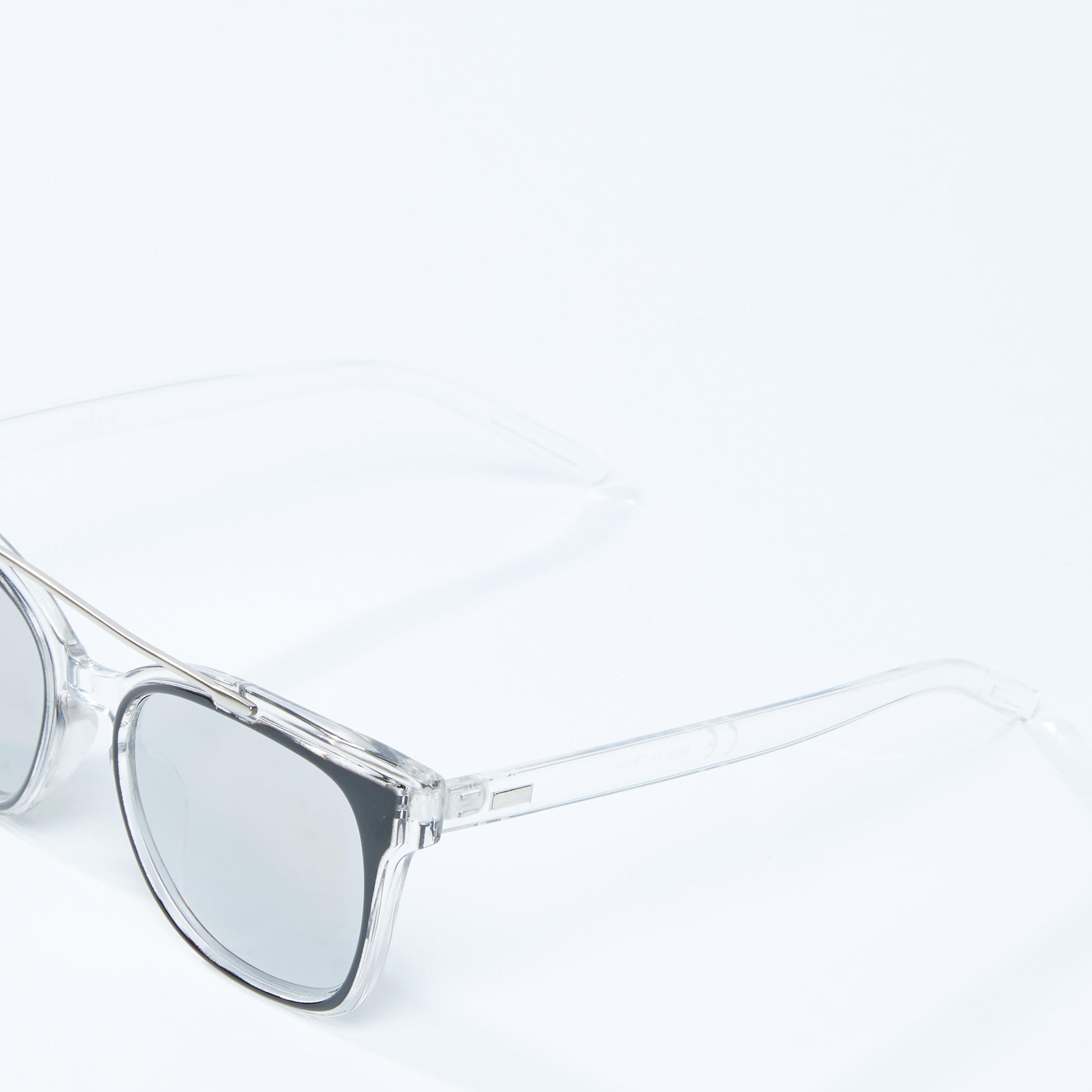 نظّارة شمسية بإطار شفاف من وايفرير-men-sunglasses-image-2