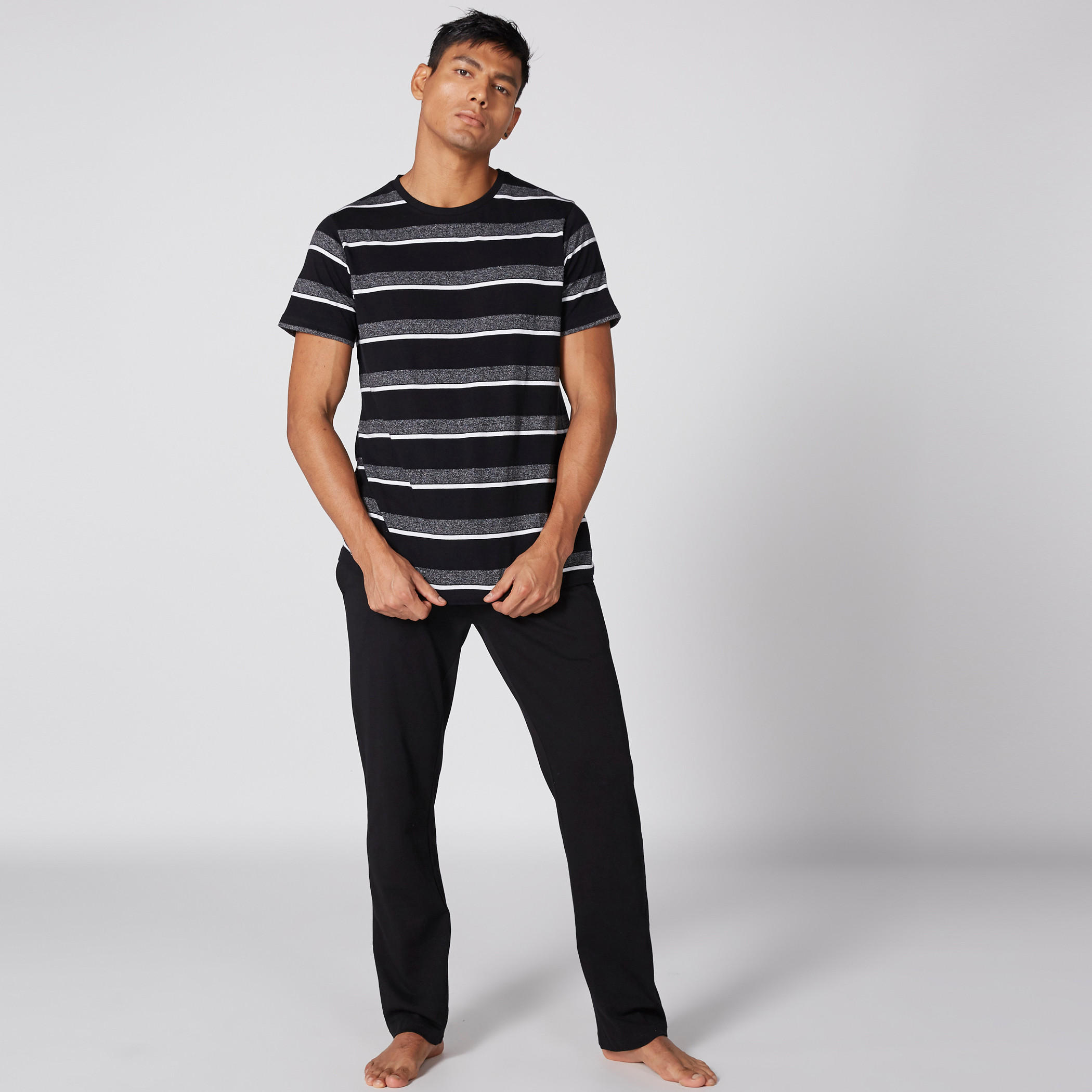 طقم بنطال بيجاما وتيشيرت مقلّم بطبعات-men-clothing-nightwear-sets-image-1