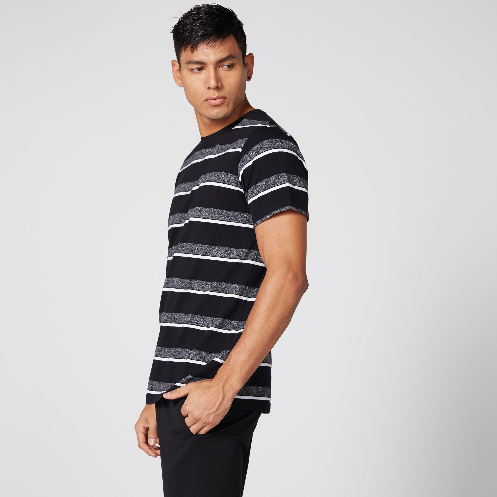 طقم بنطال بيجاما وتيشيرت مقلّم بطبعات-men-clothing-nightwear-sets-image-2