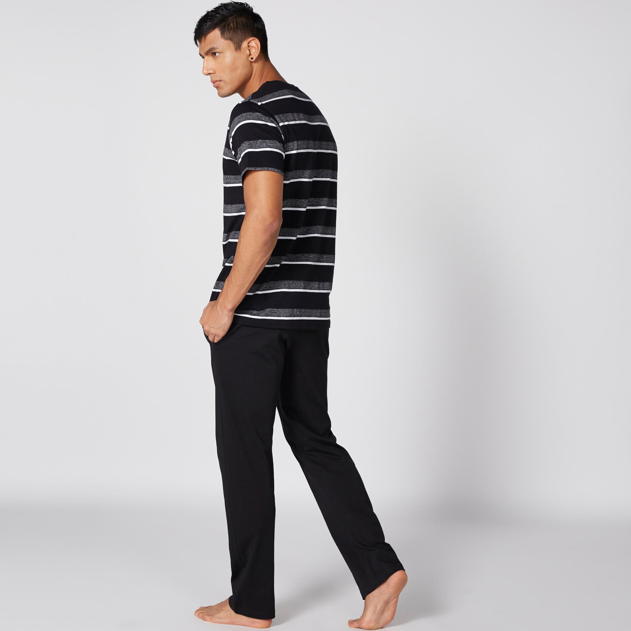 طقم بنطال بيجاما وتيشيرت مقلّم بطبعات-men-clothing-nightwear-sets-image-3